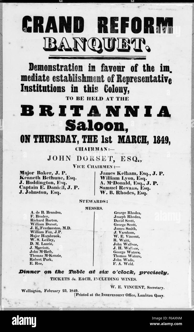 Dieses historische Bild zeigt ein großes Bankett, das als Teil einer Demonstration stattfand, die für die sofortige Einführung bedeutender Reformen plädiert. Die Veranstaltung zeigt die soziale und politische Bewegung und betont die öffentliche Unterstützung für Veränderungen in der Governance und Politik. Stockfoto