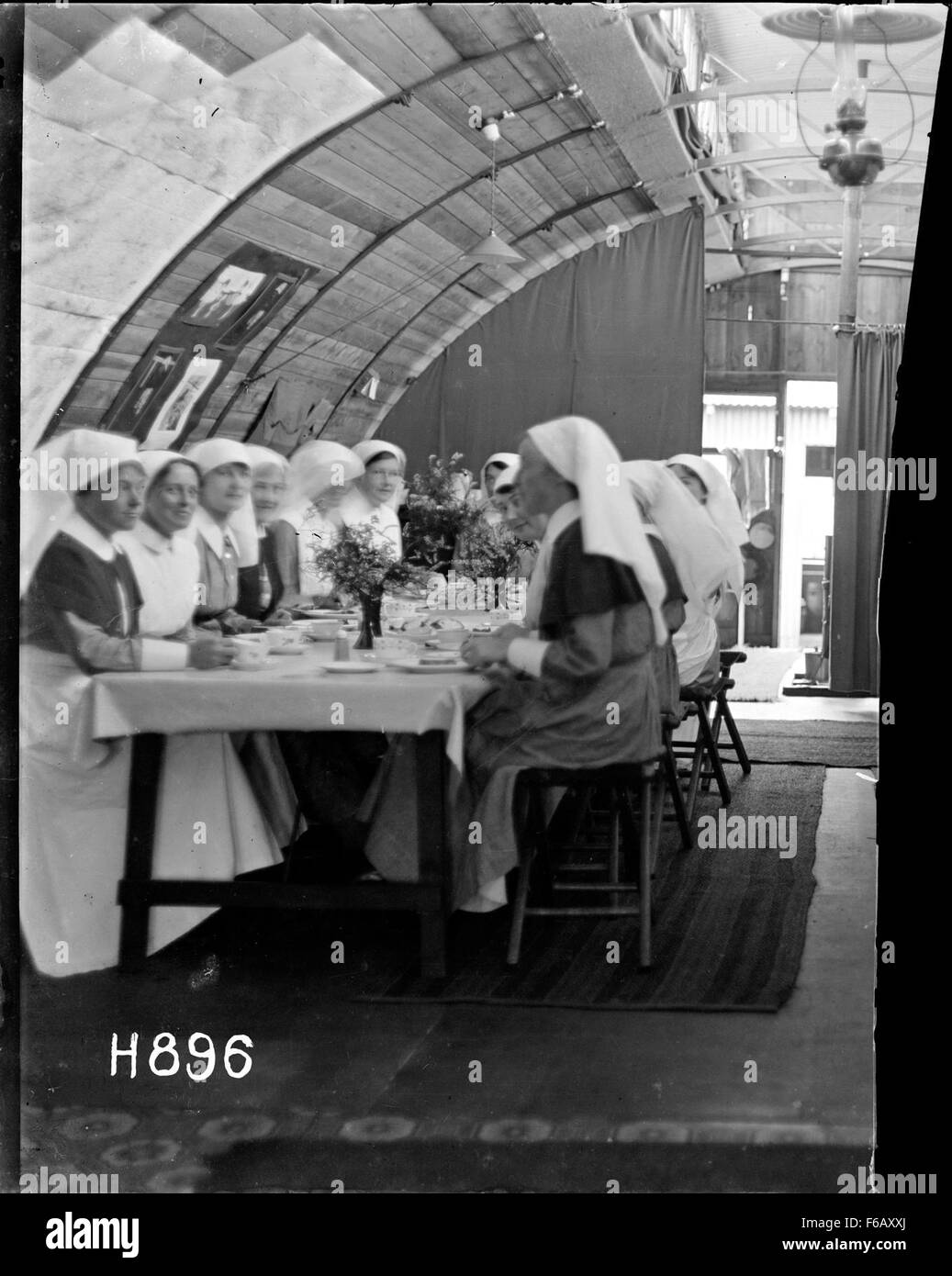 Dieses historische Bild zeigt das Innere einer Schwesternhütte in der neuseeländischen stationären Station, wahrscheinlich während des Ersten oder Zweiten Weltkriegs. Es gibt einen Einblick in die Arbeitsbedingungen und das tägliche Leben von Krankenschwestern während des Krieges. Stockfoto
