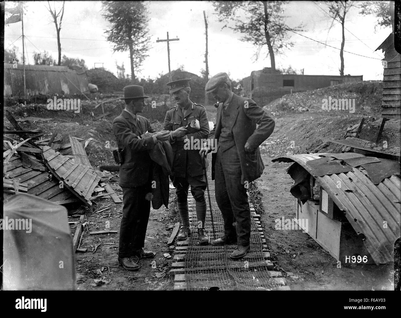 Auf diesem Foto ist ein neuseeländischer Brigadegeneral zu sehen, der mit Journalisten spricht und das Engagement des Militärs mit den Medien widerspiegelt. Das Bild erfasst die Interaktion während einer Zeit militärischer Aktivitäten und zeigt die Rolle der Kommunikation in der Kriegsführung. Stockfoto