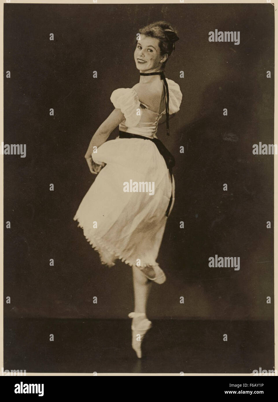 Moya Beaver trat in Kostümen mit einem Choker in einer Inszenierung des Lightfoot-Burlakov First Australian Ballet um 1935 auf. Die Kostüme und Accessoires spiegeln den Stil der Ballettkostüme des frühen 20. Jahrhunderts in Australien wider. Stockfoto