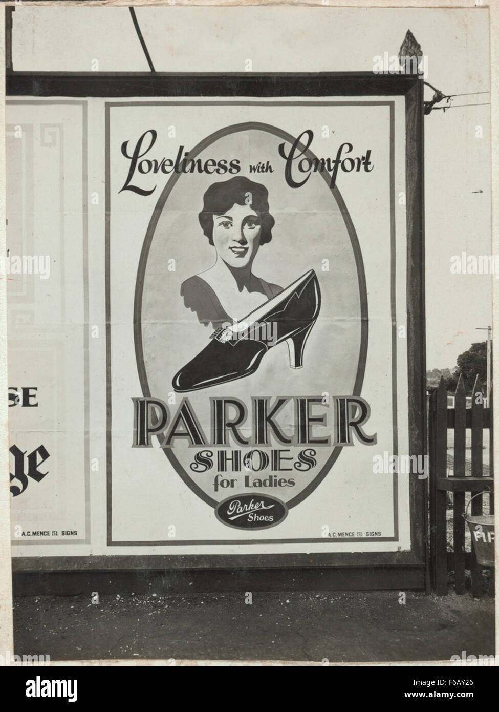 Diese Vintage-Werbetafel aus dem Jahr 1925 wirbt für Parker Shoes in Victoria und zeigt die Attraktivität der Marke in der Mode des frühen 20. Jahrhunderts. Das Bild zeigt Marketingtrends und die Bedeutung der Werbung in diesem Zeitraum. Stockfoto