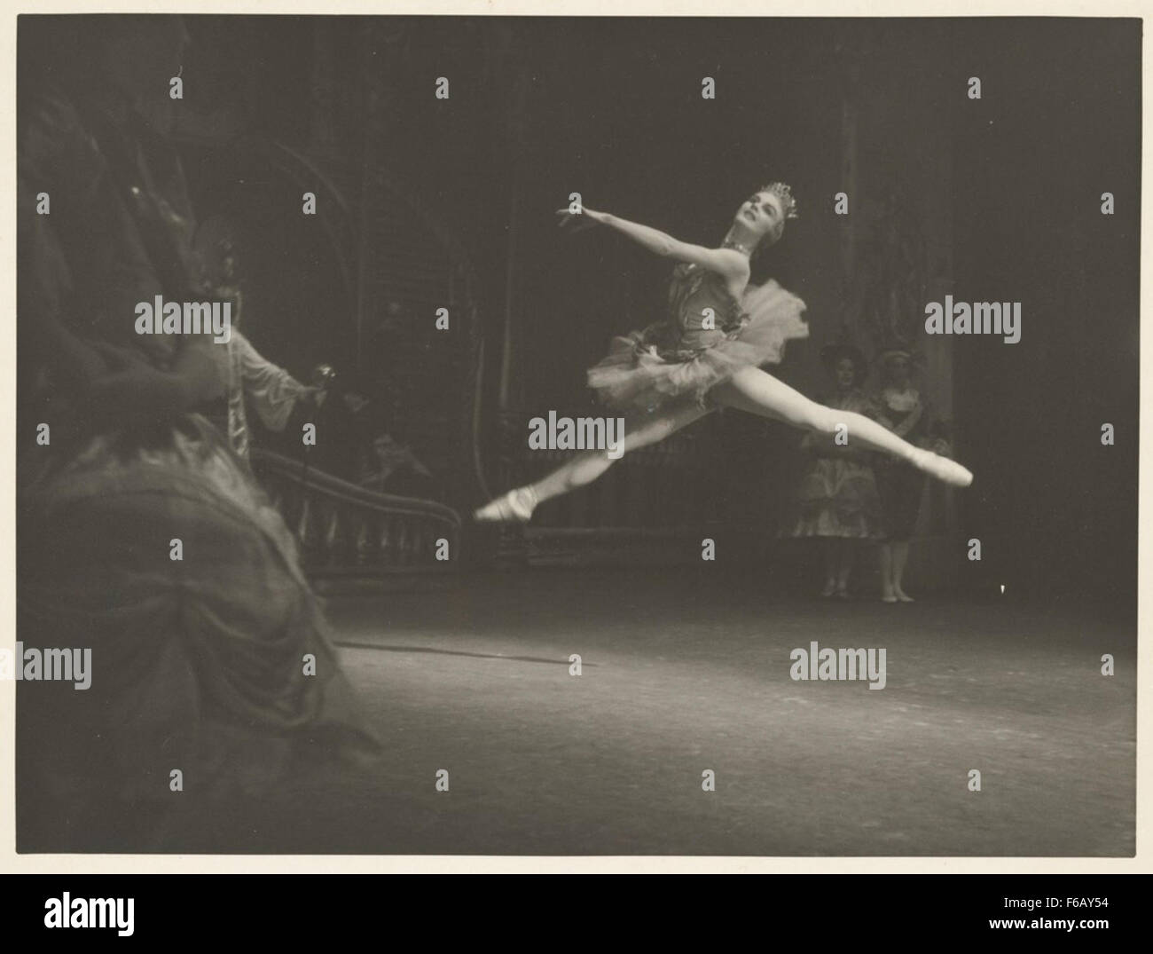 Bei der Aufführung von *Aurora's Wedding* des National Theatre Ballet 1953 spielte Eve King in der Hauptrolle. Die Inszenierung, die auf Tschaikowskys *Dornröschen* basiert, zeigte eine Ballettadaption mit aufwendigen Kostümen und Bühnendesign, die das Können und die Kunstfertigkeit der Kompanie im klassischen Tanz demonstrierte. Stockfoto