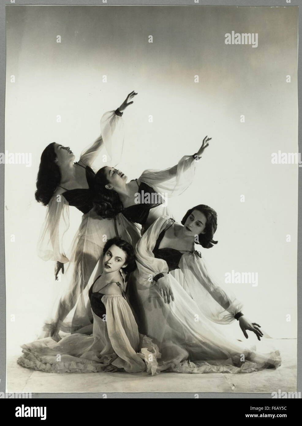 Bodenwieser Ballettaufführung des Donauwalzers, mit Moira Claux, Elaine Vallance, Nina Bascolo und Biruta Apens, 1953 Bodenwieser Ballettaufführung des Donauwalzers mit Moira Claux, Stockfoto