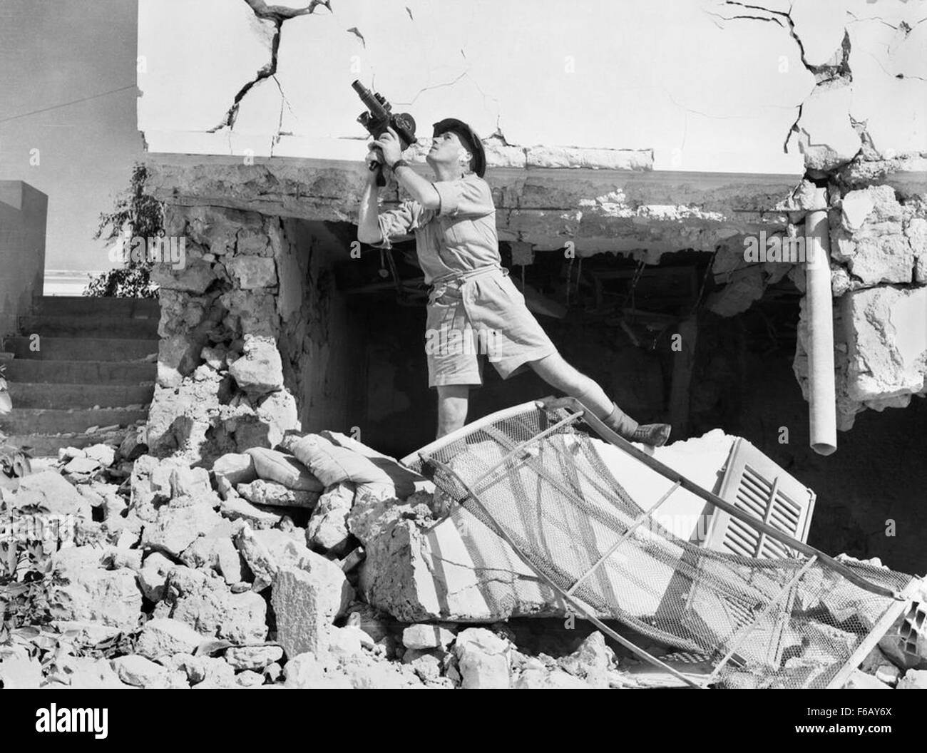 Die *Ruinen von Tobruk* beziehen sich auf die Überreste der libyschen Hafenstadt, die während des Zweiten Weltkriegs ein bedeutender Ort war. Tobruk war zwischen den Achsenmächten und den Alliierten stark umstritten, und seine Ruinen dienen heute als historische Erinnerung an den Konflikt und seine Auswirkungen auf die Region. Stockfoto