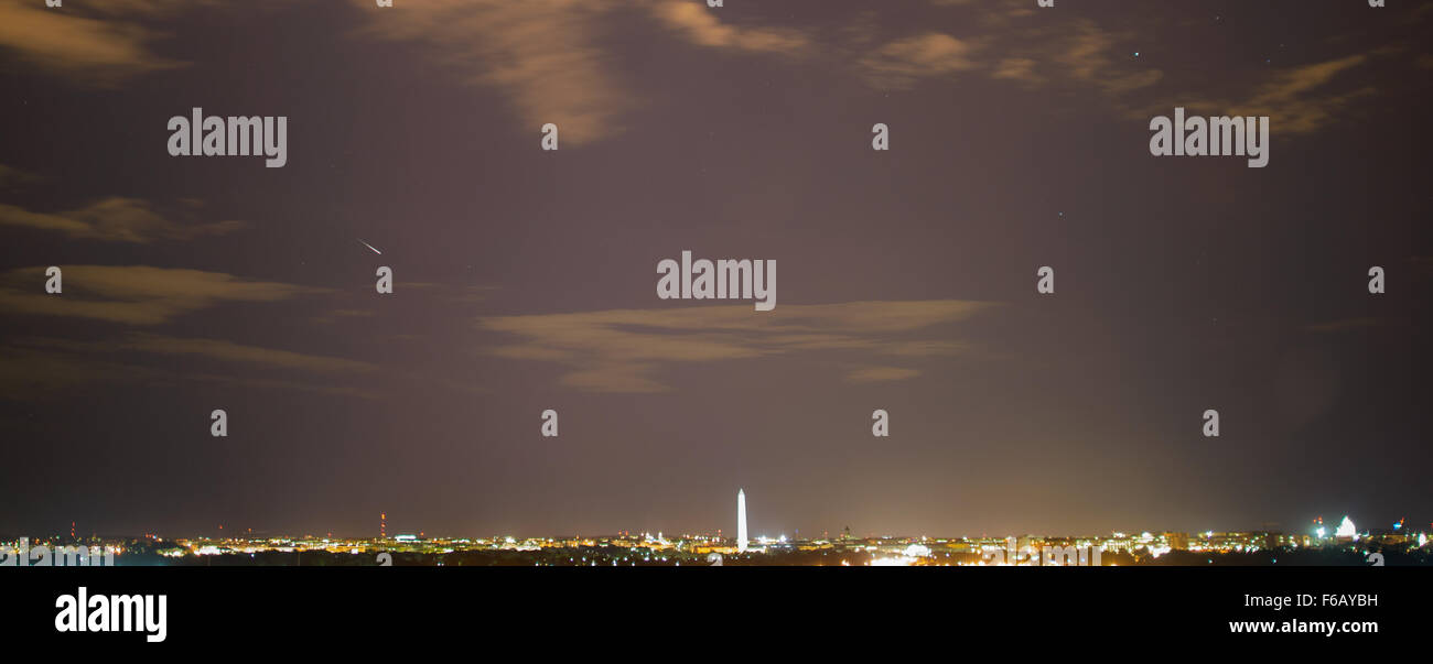 In diesen zehn Sekunden Belichtung, ein Meteor-Streifen über den Himmel über Washington, DC während der jährliche Perseiden Meteorschauer, Donnerstag, 13. August 2015, in Arlington, VA.  Bildnachweis: (NASA/Joel Kowsky) Stockfoto