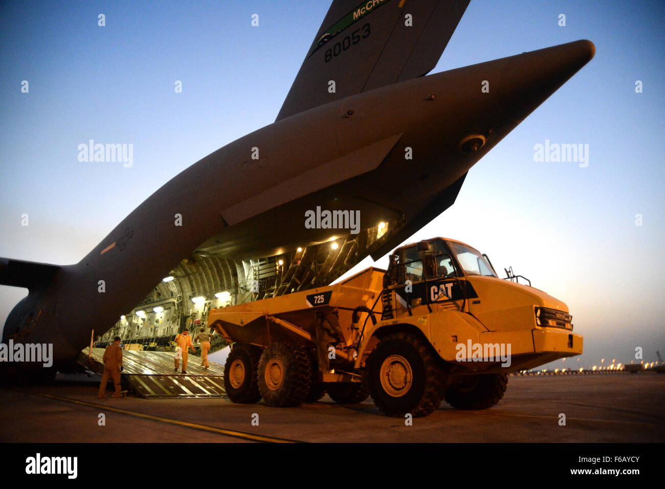 US Air Force Mitglieder entladen eine schwere Operationen Fahrzeug aus einer c-17 Globemaster III zur Unterstützung Betrieb innewohnende zu lösen, in Kuwait, 14. August 2015. OIR ist die militärische Intervention gegen Daesh. (Foto: U.S. Air Force Staff Sgt Sandra Welch) Stockfoto
