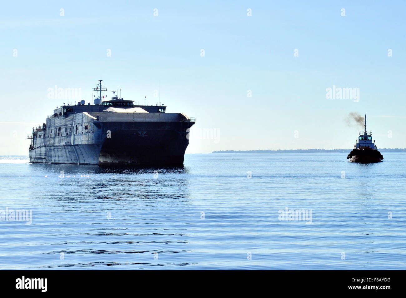 150817-N-YF678-012 DA NANG, Vietnam (17. August 2015) – The Military Sealift Command gemeinsame high-Speed Schiff USNS Millinocket (JHSV 3) kommt in Vietnam, 17. August. Vietnam ist die fünfte Station für Millinocket und eingeschifften Task Force Forager. Millinocket und eingeschifften Task Force Forager dient als sekundäre Plattform für Pacific Partnership, unter der Leitung von expeditionary Befehl Element 30. Naval Construction der Marine Regiment (30 NCR) von Port Hueneme, Calif. Jetzt ist in seiner 10. Iteration Pacific Partnership die größte jährliche multilaterale humanitäre Hilfe und Disaster Relief verfassen Stockfoto