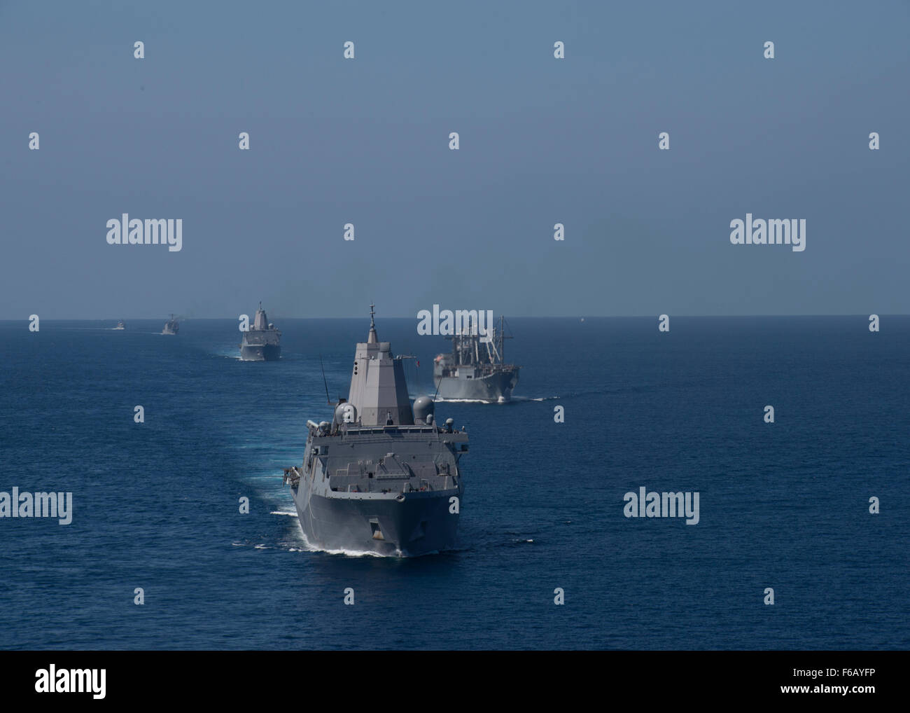 150902-N-GM561-505-Pazifik (2. September 2015) der amphibious Transport dock New Orleans (LPD-18), die Luftfahrt, die logistische Unterstützung Schiff SS Curtiss (T-AVB 4) und der amphibious Transport dock Somerset (LPD 25), die mexikanische Marine Patrouillenboot ARM Usumacinta (A 412) und der mexikanischen Marine Patrouille Schiff ARM Revolucion (P 164) Teilnahme an einer simulierten Meerenge Transit. Boxer läuft derzeit vor der Küste des südlichen Kalifornien Teilnahme an Dawn Blitz 2015 (DB-15). DB-15 ist eine multinationale Übung durchgeführt durch Expeditionary Strike Group 3 (ESG-3) und 1. MEB, USA, J zu bauen Stockfoto