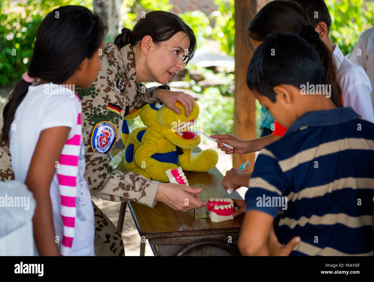 150623-N-DJ347-141 SAN JULIAN El Salvador (23. Juni 2015) Wehrmacht Oberstleutnant Laura Dimovici, Zahnärztin derzeit zugewiesen an das Military Sealift Command Krankenhaus Schiff USNS Comfort (T-AH 20), Dental-Hygiene mit Kindern in El Centro Escolar Kanton Chilata, San Julian als Teil einer Gemeinschaft-Relations-Veranstaltung zur Unterstützung der kontinuierlichen Versprechen 2015 erläutert. Weiterhin verspricht ein US Southern Command gesponsert und US Marine Kräfte südlichen Spezialoperationen. 4. Flotte durchgeführt Bereitstellung, zivil-militärische Operationen einschließlich zivile und humanitäre Hilfe, Gegenstand Experten Austausch durchzuführen, Stockfoto