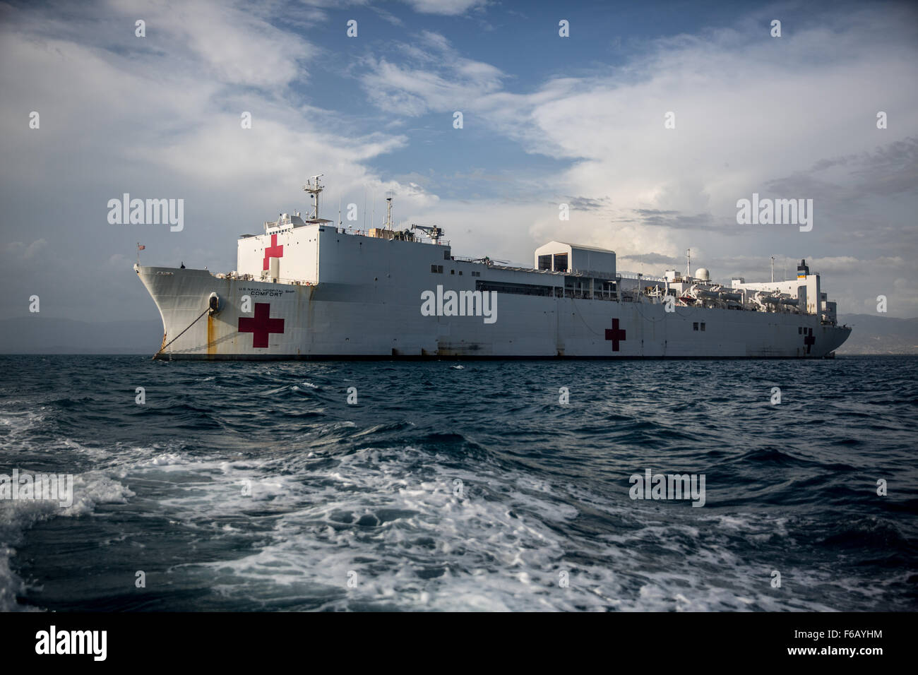 Die USNS Comfort (T-AH-20) liegt vor der Küste von Carrefour, Haiti, während der anhaltenden Versprechen 15, 14. September 2015. Die fortgeführten versprechen ein US Southern Command gesponsert und US Marine Kräfte südlichen Spezialoperationen. 4. Flotte durchgeführt Bereitstellung, zivil-militärische Operationen einschließlich zivile und humanitäre Hilfe durchzuführen ist, austauscht Fachexperten, Medizin, dental, Veterinär und engineering Support und Katastrophe Antwort Partnernationen und US-Unterstützung und das Engagement in Mittel- und Südamerika und der Karibik zu zeigen. (U.S. Marine Corps Foto von Sgt. James R. Skelton/freigegeben) Stockfoto