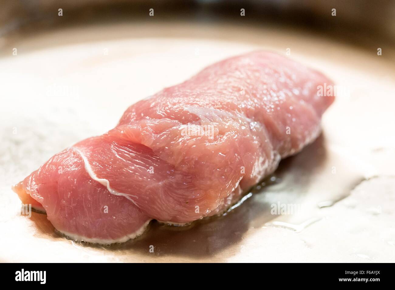Zubereitung von Fleisch in einer Pfanne erhitzen Stockfoto