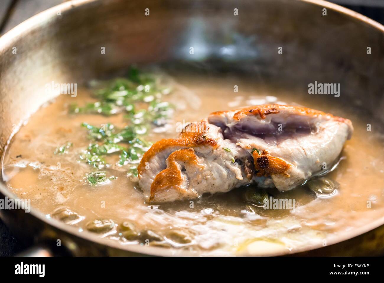 Zubereitung von Fleisch in einer Pfanne erhitzen Stockfoto
