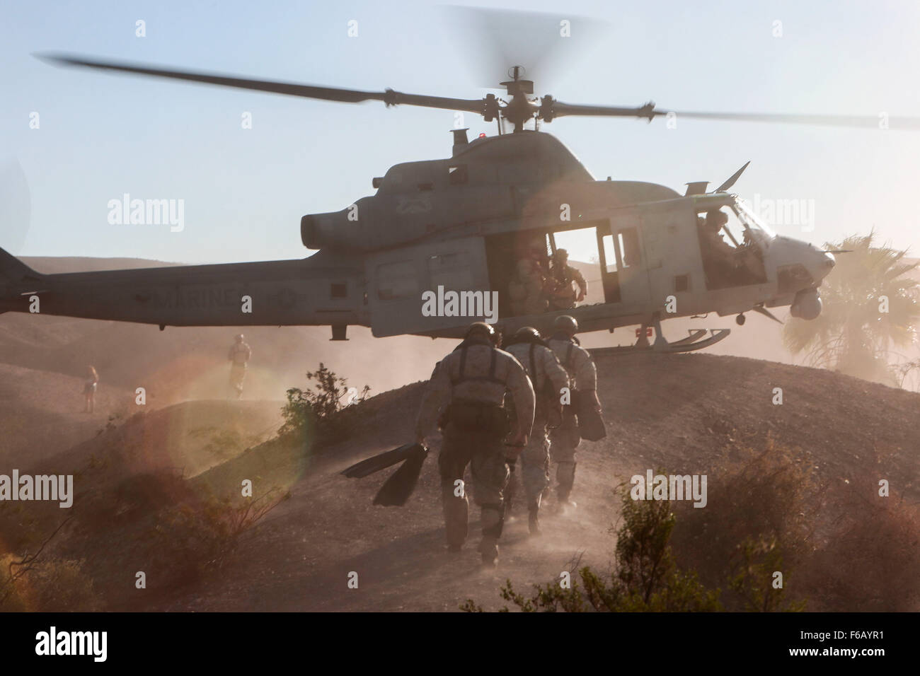 US-Marines mit 1. Force Reconnaissance Company, 1. Marine Expeditionary Force vorzubereiten, eine Helocast Übung aus einem UH-1Y Venom am Ferguson-See, in der Nähe von Yuma, Arizona, 3. Oktober 2015 durchzuführen. Die Übung ist Teil der Waffen und Taktiken Instructor (WTI) 1-16, einer siebenwöchigen Fortbildungsveranstaltung hosted by Marine Aviation Waffen und Taktiken Squadron One (MAWTS-1) Kader. MAWTS-1 bietet standardisierte taktische Ausbildung und Zertifizierung von Einheit Kursleiter Qualifikationen, Marine Aviation Training und die Bereitschaft zu unterstützen und hilft bei der Entwicklung und Einsatz von Luftfahrt-Waffen und Taktiken. (US-Marine Cor Stockfoto