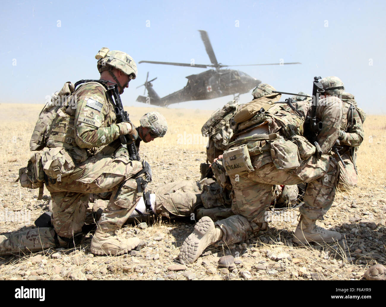 Dritte Brigade Combat Team, 101st Airborne Division Soldaten bereiten einen simulierten Unfall für den Transport als ein UH-60 Medevac-Hubschrauber in der Nähe während landet live-Feuer Ausbildung 2. Juli 2015, bei taktischen Basis Gamberi in Ost-Afghanistan. Stockfoto