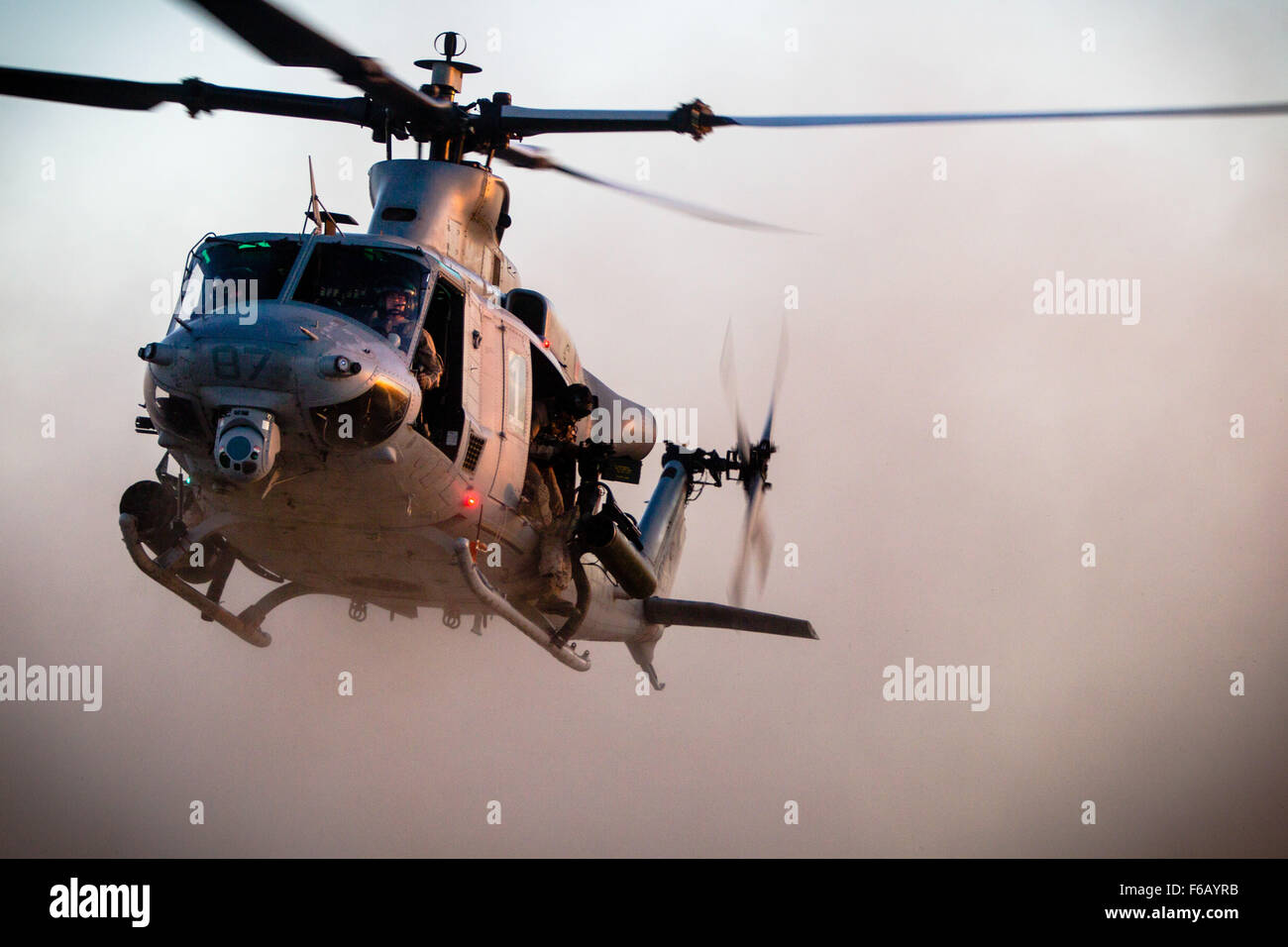 Eine U.S. Marine Corps UH-1Y Huey schwebt über einer Landezone vor dem Einlegen Marines mit 1. Marineabteilung, 2. Bataillon, 7. Marines während einer schweren Huey Razzia bei k-9 Dorf, Yuma Proving Grounds, ARIZ., 7. Oktober 2015. Die Übung ist Teil der Waffen und Taktiken Instructor (WTI) 1-16, einer siebenwöchigen Fortbildungsveranstaltung hosted by Marine Aviation Waffen und Taktiken Squadron One (MAWTS-1) Kader. MAWTS-1 bietet standardisierte taktische Ausbildung und Zertifizierung von Einheit Kursleiter Qualifikationen, Marine Aviation Training und die Bereitschaft zu unterstützen und hilft bei der Entwicklung und Einsatz von Luftfahrt-Waffen ein Stockfoto