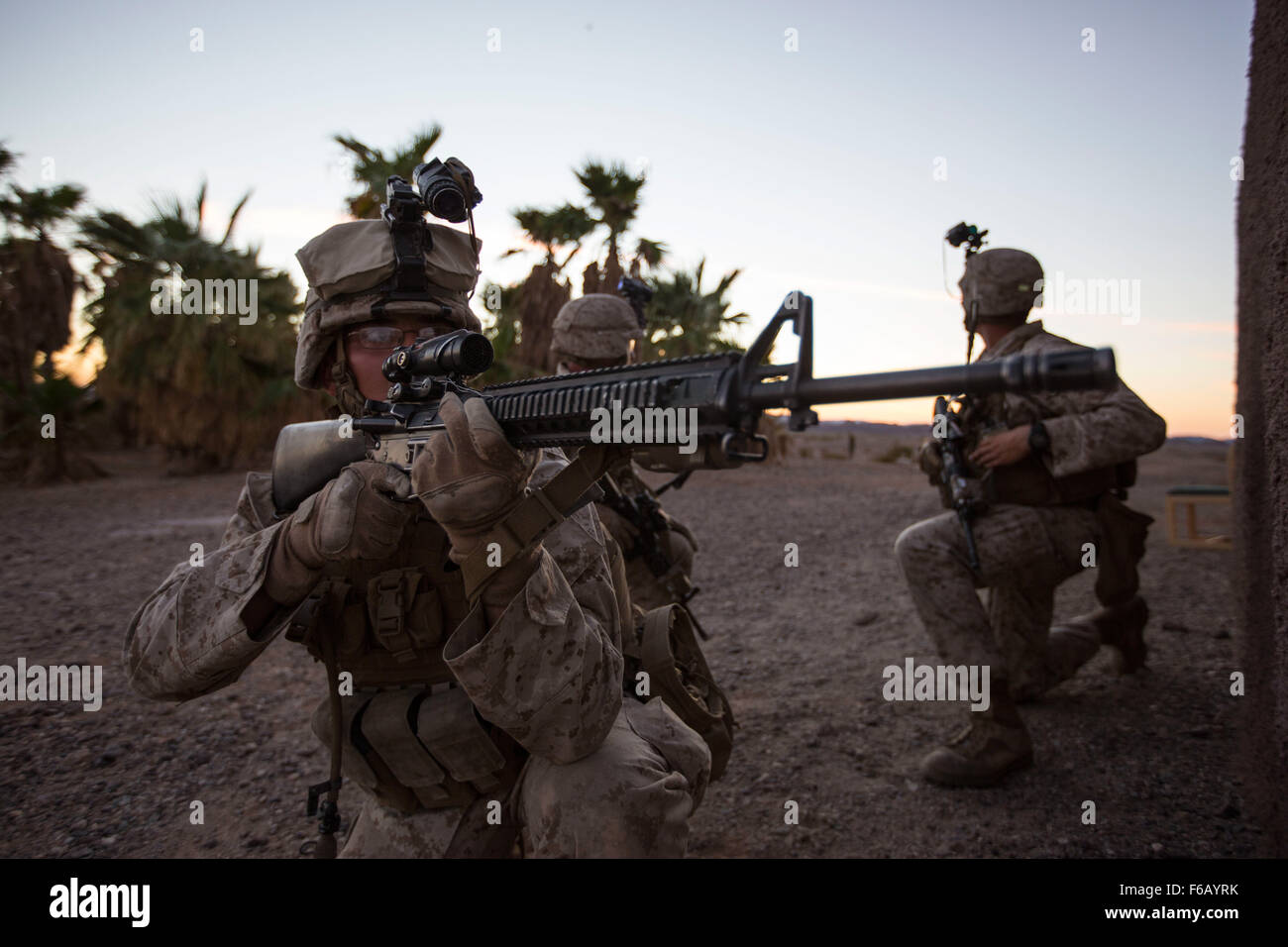 US Marine Corps Lance Cpl. Manning William mit 7. Marine Regiment, 2. Bataillon, 1. Marineabteilung, sorgt für Sicherheit während einer schweren Huey Razzia bei k-9 Dorf, Yuma Proving Grounds, Yuma, Arizona, 7. Oktober 2015. Diese Übung war Teil der Waffen und Taktiken Instructor (WTI) 1-16, eine sieben Wochen Fortbildungsveranstaltung hosted by Marine Aviation Waffen und Taktiken Squadron One (MAWTS-1) Kader, die betriebliche Integration der sechs Funktionen des Marinekorps-Luftfahrt zur Unterstützung einer Marine Corps Air Ground Task Force hervorhebt. MAWTS-1 bietet standardisierte erweiterte taktische Ausbildung und Zertifizierung Stockfoto