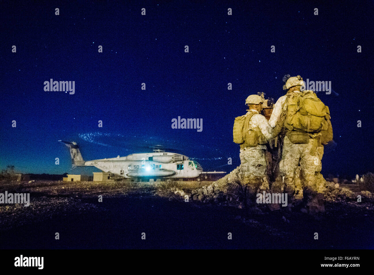 Ein US-Marinekorps CH-53E Super Stallion extrahiert Marines mit 1. Marineabteilung, 2. Bataillon, 7. Marines während einer schweren Huey Razzia bei k-9 Dorf, Yuma Proving Grounds, ARIZ., 7. Oktober 2015. Die Übung ist Teil der Waffen und Taktiken Instructor (WTI) 1-16, einer siebenwöchigen Fortbildungsveranstaltung hosted by Marine Aviation Waffen und Taktiken Squadron One (MAWTS-1) Kader. MAWTS-1 bietet standardisierte taktische Ausbildung und Zertifizierung von Einheit Kursleiter Qualifikationen, Marine Aviation Training und die Bereitschaft zu unterstützen und hilft bei der Entwicklung und Einsatz von Luftfahrt-Waffen und Taktiken. (US-Marine Stockfoto