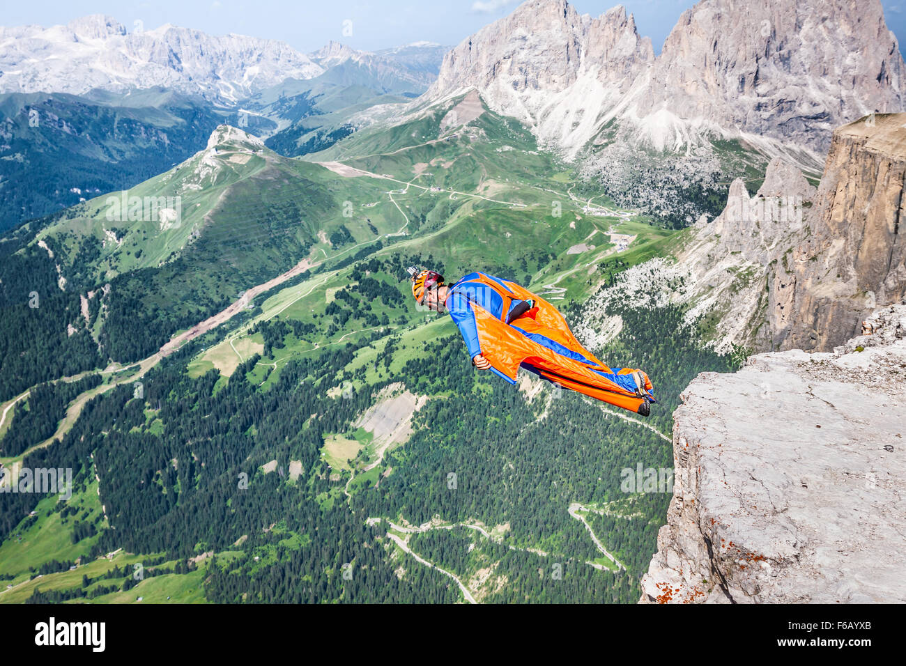 Base-Jumper springen von einem großen Felsen in Dolomiten, Italien, atemberaubende Stockfoto