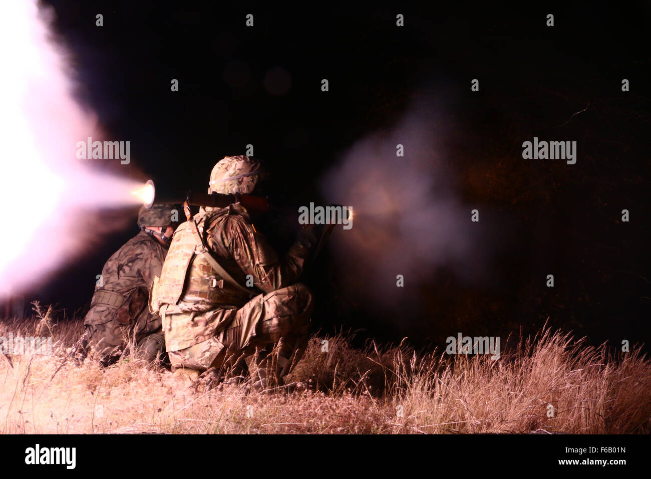 US-Armee Pfc. Blaine Emory, ein Soldat, 1. Zug, P-Truppe, 4. Staffel, 2. Stryker Cavalry Regiment zugewiesen feuert eine polnische RPG - 7D Panzerfaust neben einer polnischen Fallschirmjäger aus der 6. Airborne Brigade während alliierte Waffentraining 9. Juli 2015, in Nowa Deba Truppenübungsplatz in Südpolen. Die Soldaten sind Atlantic zu beheben, eine anhaltende multinationale Operation konzentrierte sich auf gemeinsame Ausbildung und Zusammenarbeit zwischen NATO-Staaten beteiligt. (Foto: US Army Captain Spencer Garrison, 7. Mobile Public Affairs-Abteilung) Stockfoto