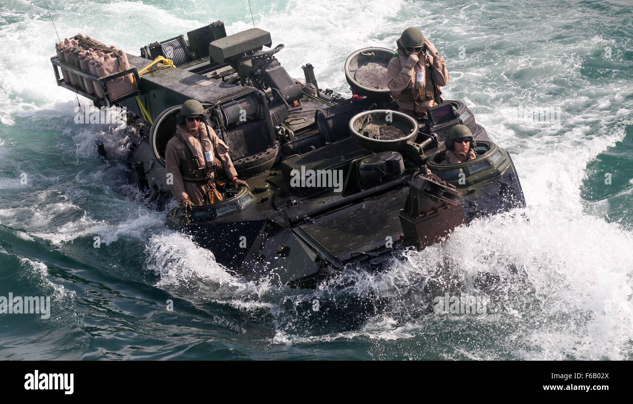 Marines mit amphibischen Angriff Platoon, Firma E, Battalion Landing Team 2/6, laden das Gerät amphibische Fahrzeuge an Bord der USS Oak Hill (LSD-51) während der 26. Marine Expeditionary Unit zusammengesetzte Übung, Juli 19. Die 26. MEU und amphibischen Geschwader (PHIBRON) 4, sind von Bewertern mit Expeditionary Operations Training Group (EOTG) in Vorbereitung für eine Bereitstellung später im Herbst zertifiziert. (Foto: Staff Sgt Bobby J. Yarbrough Marine Corps) Stockfoto