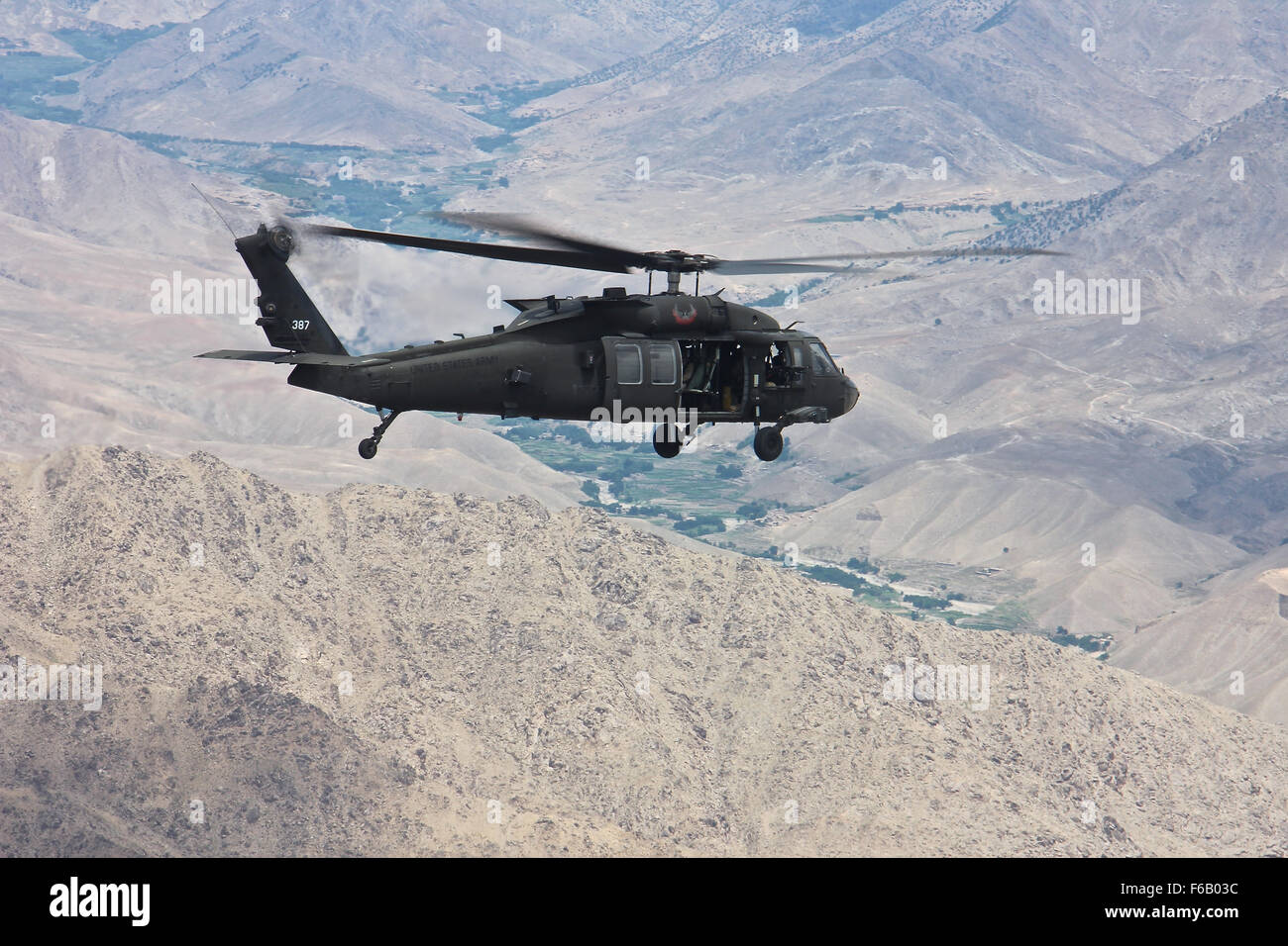 Ein UH-60 Black Hawk Hubschrauber zugewiesen Task Force Eagle Angriff, 5-101 Combat Aviation Brigade, fliegt über das zerklüftete Gelände von Ostafghanistan, 28. Juli 2015. Der Hubschrauber und die Besatzungen der Adler Angriff kritische Luftbewegung von Truppen und Druckluftwaffen Unterstützung Zug beraten unterstützen Befehl-Ost. Stockfoto