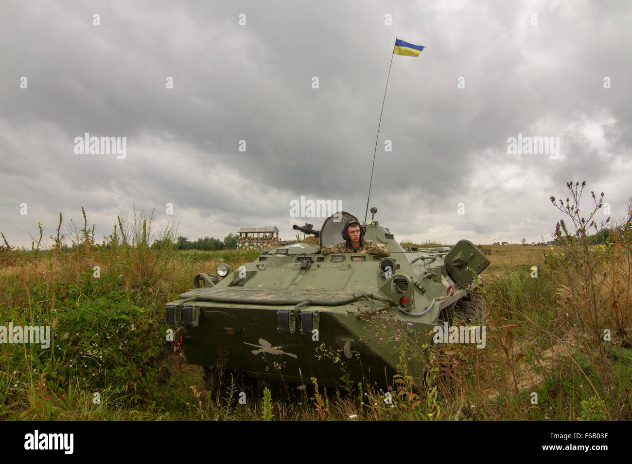 Seestreitkräfte der ukrainischen Marine nimmt Richtungen von einem anderen marinen als er seine Schützenpanzer BTR-80 in eine Position 30. Juli 2015, während schnelle Trident Checkpoint Betrieb in Yavoriv, Ukraine zieht. Rasche Trident ist eine langjährige US-Army in Europa führte kooperative Übung konzentrierte sich auf Operationen zur Wahrung und Stabilität. Mehr als 1.800 Mitarbeiter aus 18 Nationen sind an der Übung beteiligt. (Foto: US-Armee Sgt. Alexander Skripnichuk, 13. Public Affairs-Abteilung) Stockfoto