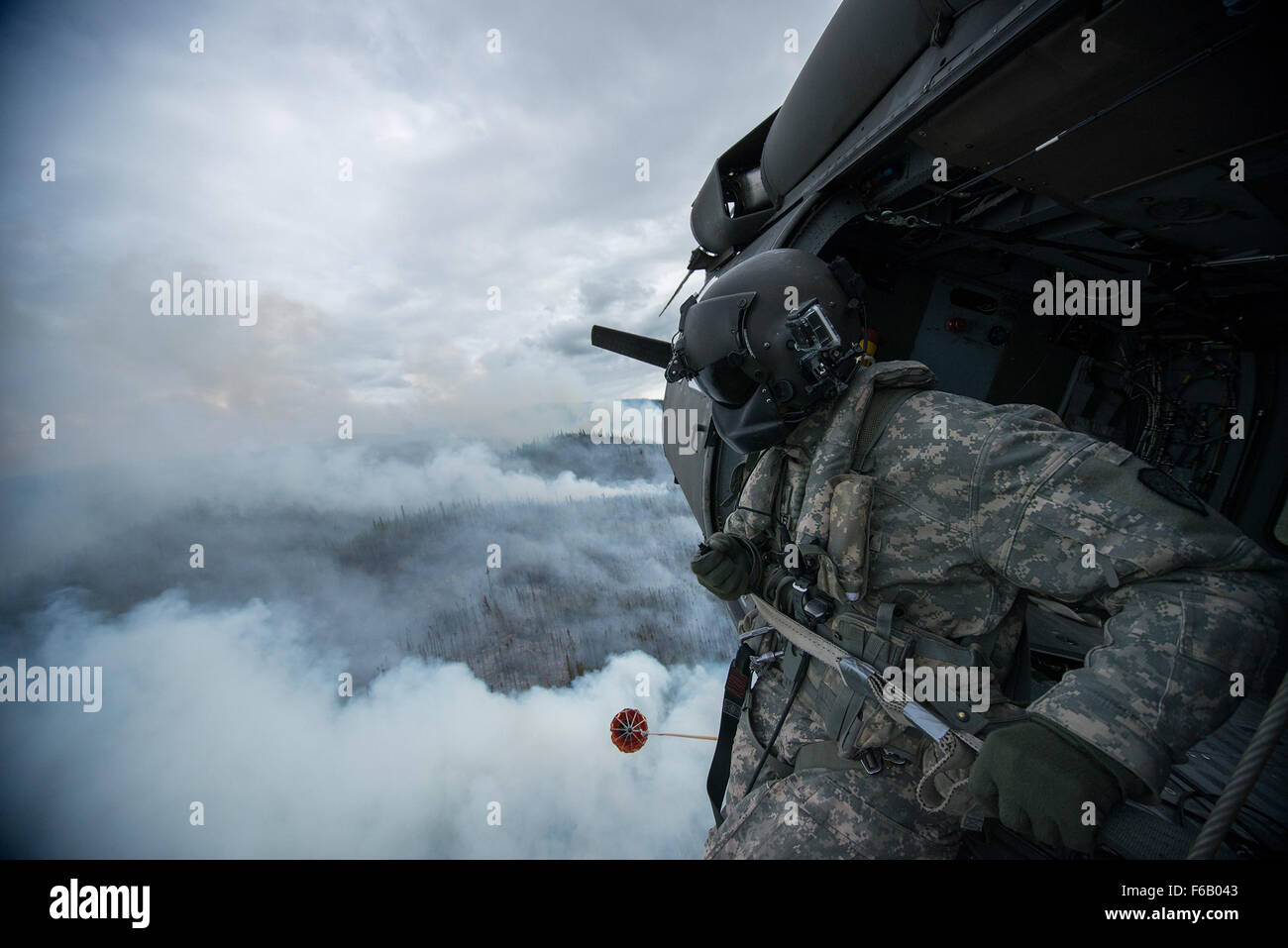 Diesen Sommer wurde voll von Waldbränden in ganz Alaska. Zahlreiche Feuerwehr-Teams haben aus den unteren Vereinigten Staaten im Kampf helfen aufgerufen wurde. Eines der Teams, die im Kampf beigetreten ist ein lokales Team, der Alaska Army National Guard. Mit 2 UH-60 Black Hawk-Hubschrauber und Bambi-Eimer der Alaska Army National Guard haben Mannschaften Brandbekämpfung Missionen in Abstimmung mit dem Bureau of Land Management, Feuerwehren, Sitz in Fort Wainwright, Alaska durchführen. Am Freitag, den 26. Juni flog das Team ihre Flugzeuge bis Tok, Alaska, zur Unterstützung im Kampf gegen ein paar große Brände Stockfoto
