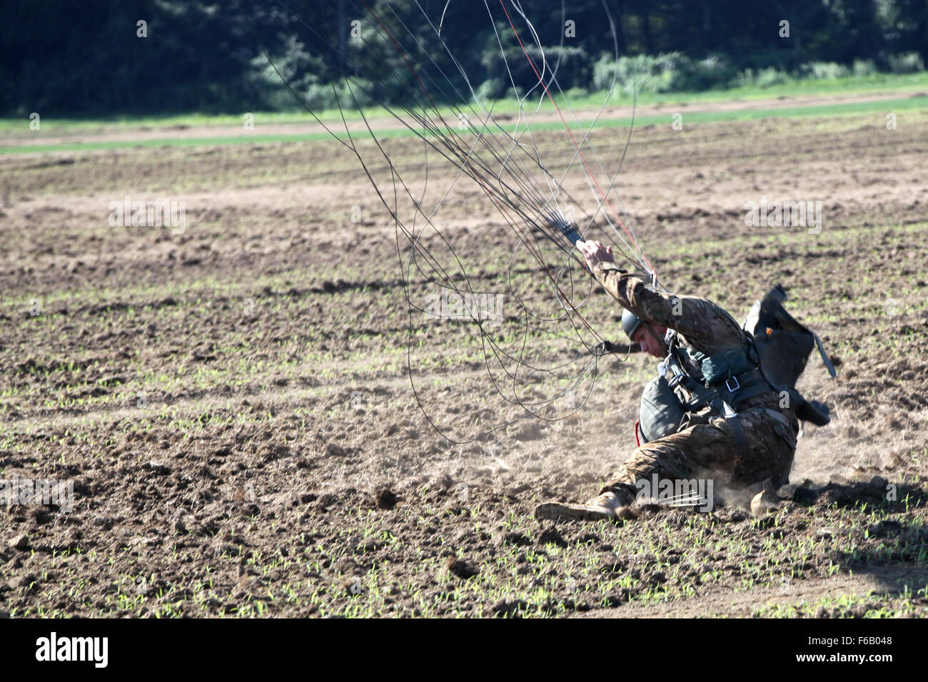 Ein US-Fallschirmjäger erhebt sich nach der Landung auf die Drop-Zone im Leapfest 2015 in West Kingston, RI, 1. August 2015. Leapfest ist ein internationales Fallschirm-Wettbewerb veranstaltet von der 56. Truppe-Befehl, Rhode Island National Guard, hohe technische Ausbildung und Korpsgeist innerhalb der Airborne International Gemeinschaft zu fördern. (US Armee-Foto von Spc. Joseph Cathey/freigegeben) Stockfoto