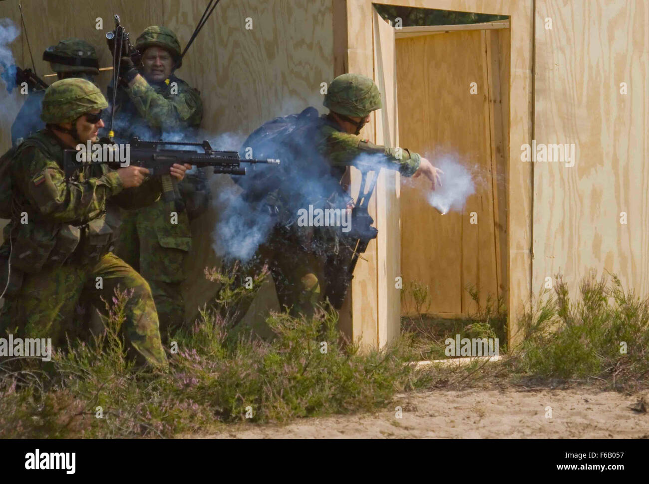 Litauischen Land Forces Soldaten zugewiesen 2. Coy, Großherzogin Birutė Ulanen Bataillon (BUB), Angriff ein mock Gebäude während des Trainings Ulanen Fury, eine bilaterale Ausbildungsmission derzeit die allgemeine Silvestras Zlikaliskas Trainingsbereich, Pabrade, Litauen, 11. August 2015 statt. Zusammen mit ihrer NATO-Partner, Dog Company, 1. Bataillon, 503. Infanterieregiment, 173. Infantry Brigade Combat Team (Airborne), 4. US-Infanteriedivision, und B Company, 43. Angriff Hubschrauber-Bataillon, 3. Kavallerie-Regiment, die 3. US-Infanteriedivision der BUB haben trainiert täglich zur Verbesserung der Sicherheit und multinati Stockfoto