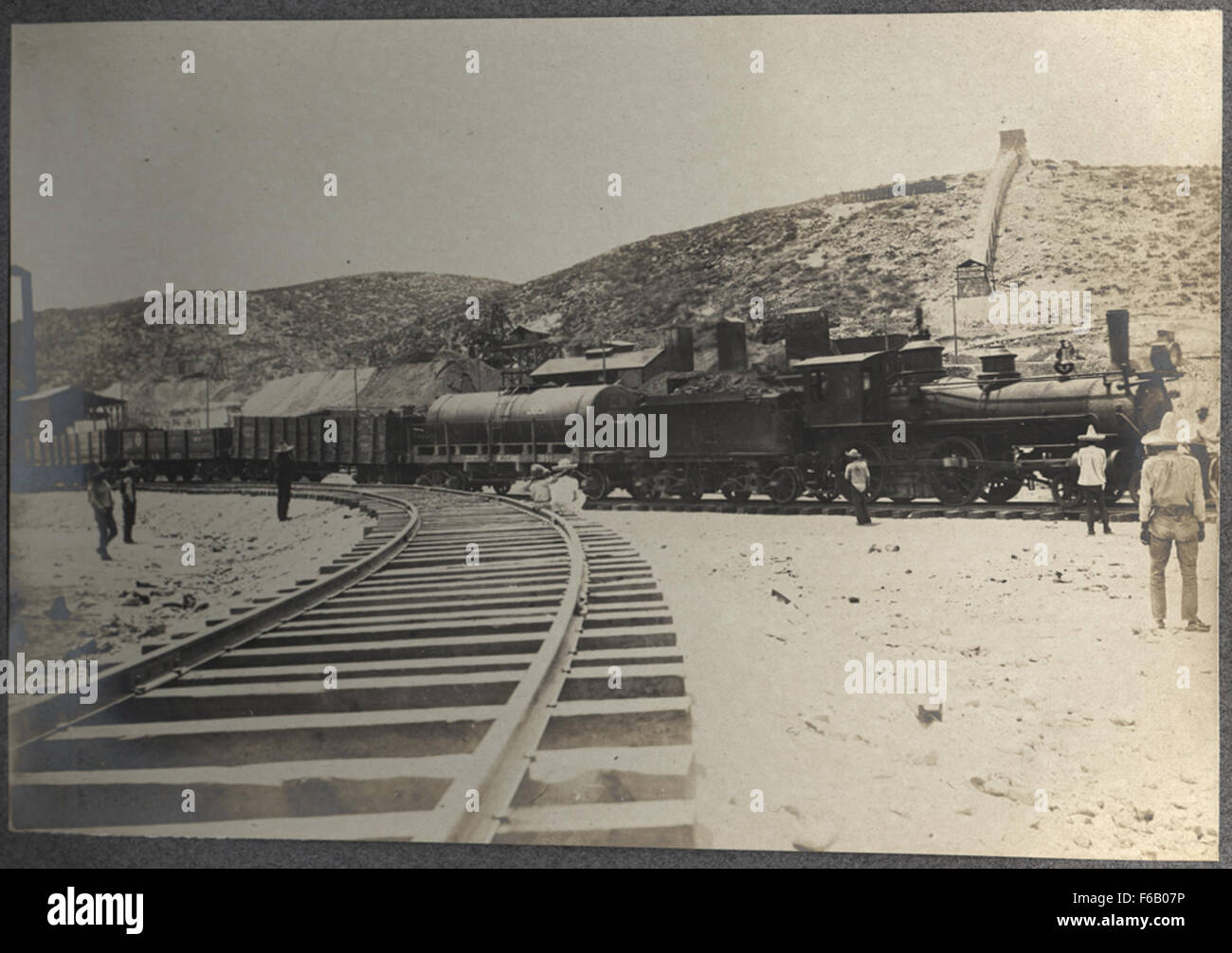 Der Zug der Durango Central Railroad beginnt seine Reise in Richtung Conejos Mining Tracks und schlängelt sich durch die Hügel. Die Lokomotiven und Männer an Bord repräsentieren den fleißigen Geist der Eisenbahn-Ära im amerikanischen Westen. Stockfoto