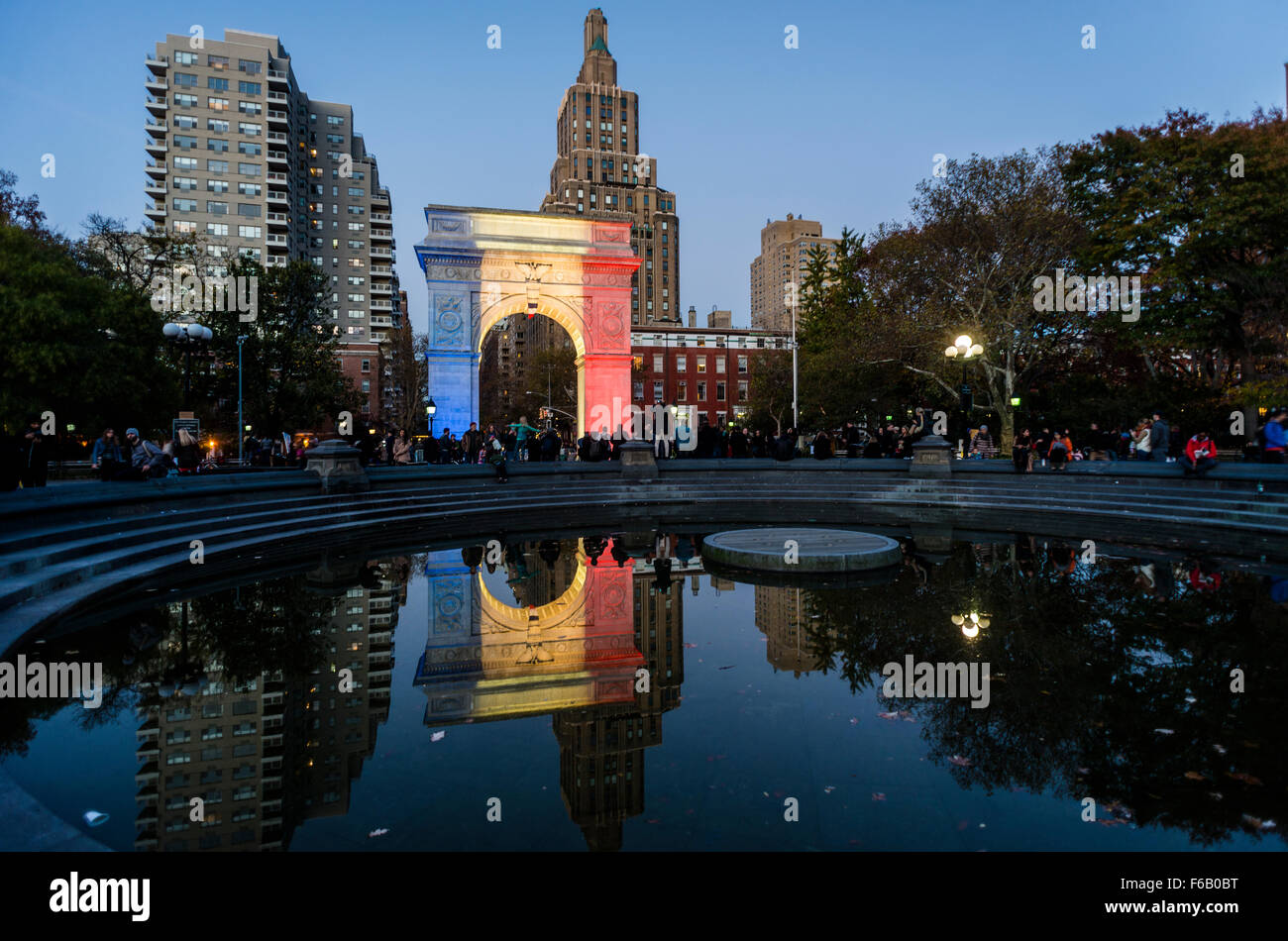 New York, NY - 15. November 2015 NYC der Bogen im Washington Square Park leuchtet in Solidarität mit Paris.  Unter dem Bogen ist ein Candle-Light-Schrein zum Gedenken an die Opfer der Terroranschläge 13 November Paris. Bildnachweis: Stacy Walsh Rosenstock/Alamy Live-Nachrichten Stockfoto New York, NY - 15. November 2015 NYC der Bogen im Washington Square Park leuchtet in Solidarität mit Paris.  Unter dem Bogen ist ein Candle-Light-Schrein zum Gedenken an die Opfer der Terroranschläge 13 November Paris. Bildnachweis: Stacy Walsh Rosenstock/Alamy Live-Nachrichten Stockfoto