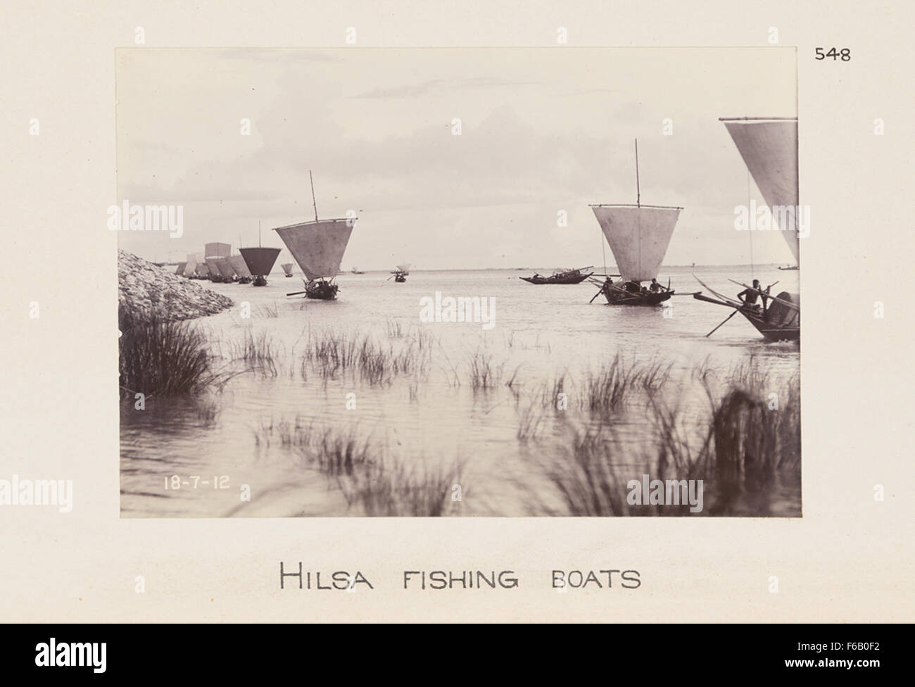 Dieses Foto zeigt die Fischerboote der Hilsa, die für ihre Rolle in der Fischerei in Südasien bekannt sind. Diese Boote werden hauptsächlich zum Fang von Hilsa-Fisch verwendet, einem wichtigen Element der lokalen Küche und Wirtschaft in Ländern wie Bangladesch und Indien. Stockfoto