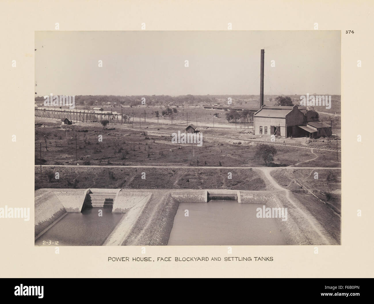 Dieses Bild zeigt das Kraftwerk, den Blockierplatz und die Siedlungstanks auf einer Baustelle und zeigt die Infrastruktur eines großen Industrieprojekts. Es spiegelt die technischen und architektonischen Entwicklungen dieser Zeit wider. Stockfoto