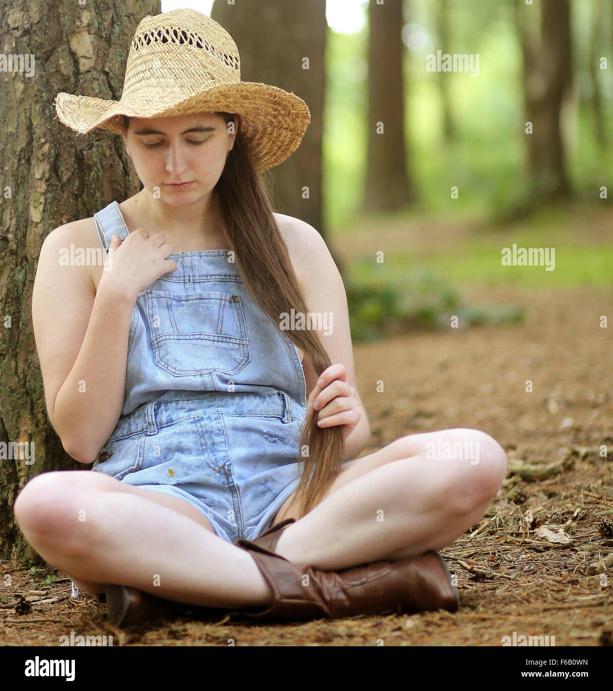 16. Juli 2014, Hinterwäldler Landmädchen in alten geschnittene Latzhose  Shorts in den Wäldern Stockfotografie - Alamy