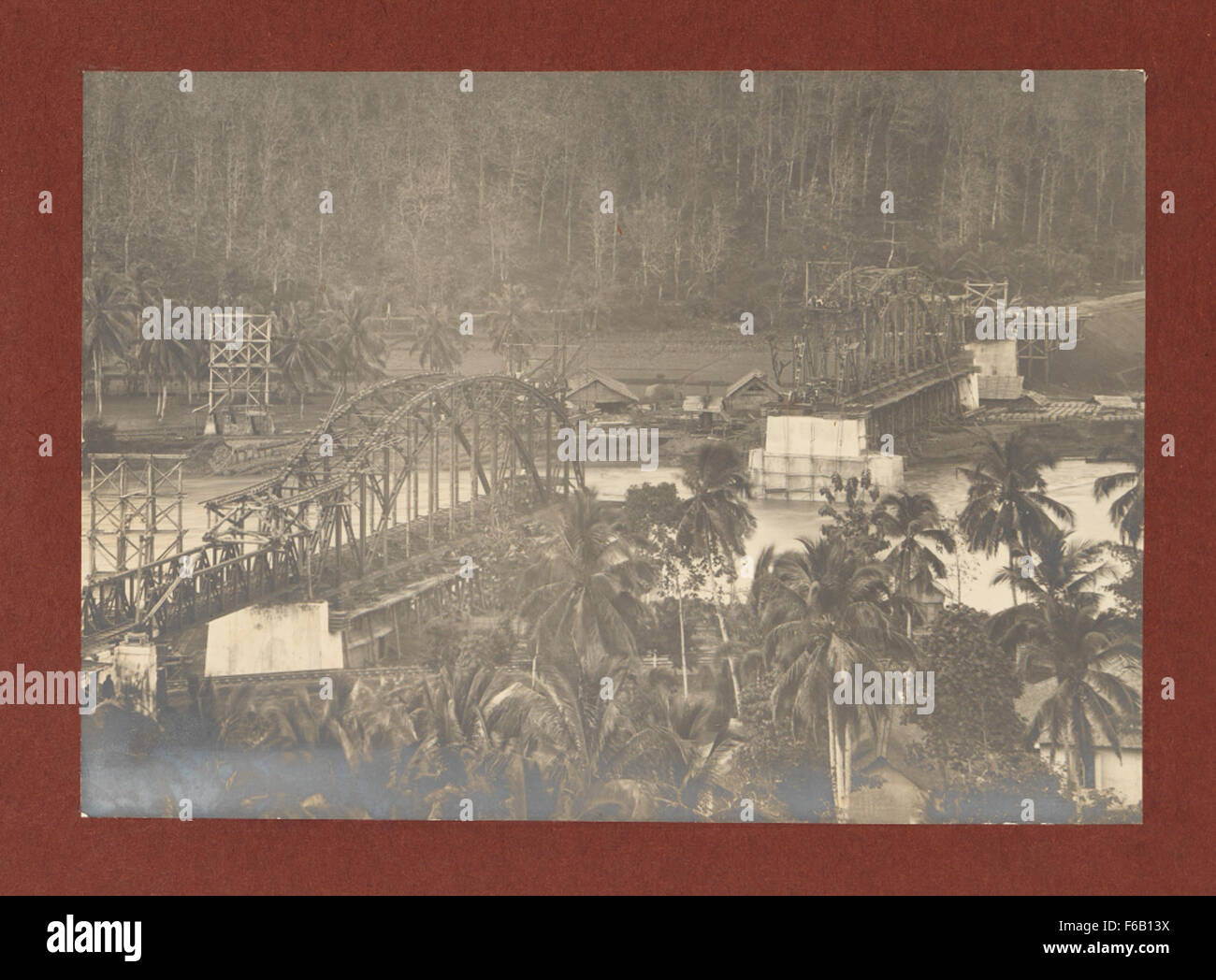 Ein historisches Foto vom Bau der Brücke der Cirebon-Kroya Railway Line über den Kali Serayu River, das die Entwicklung der Technik und Infrastruktur der damaligen Zeit zeigt. Stockfoto