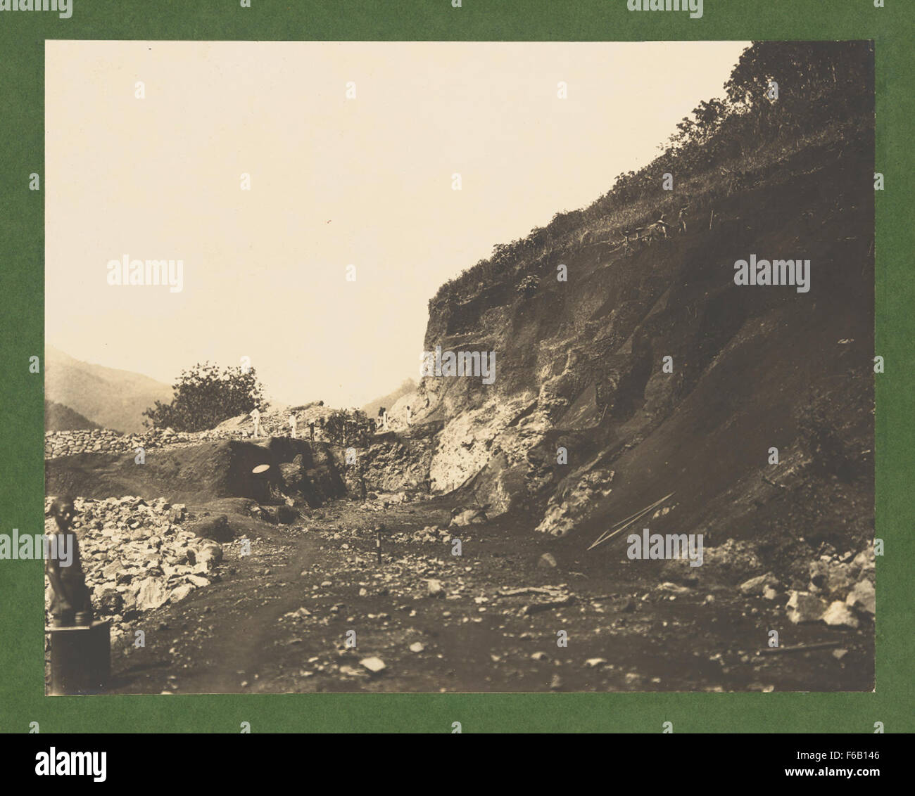 Der Tunnelbau der Eisenbahnstrecke Cirebon-Kroya, ein bedeutendes Infrastrukturprojekt in Indonesien, zeigt moderne technische Anstrengungen zur Verbesserung des Verkehrs. Die Aushubphase umfasst umfangreiche Grabarbeiten und Tunnelverstärkungstechniken. Stockfoto