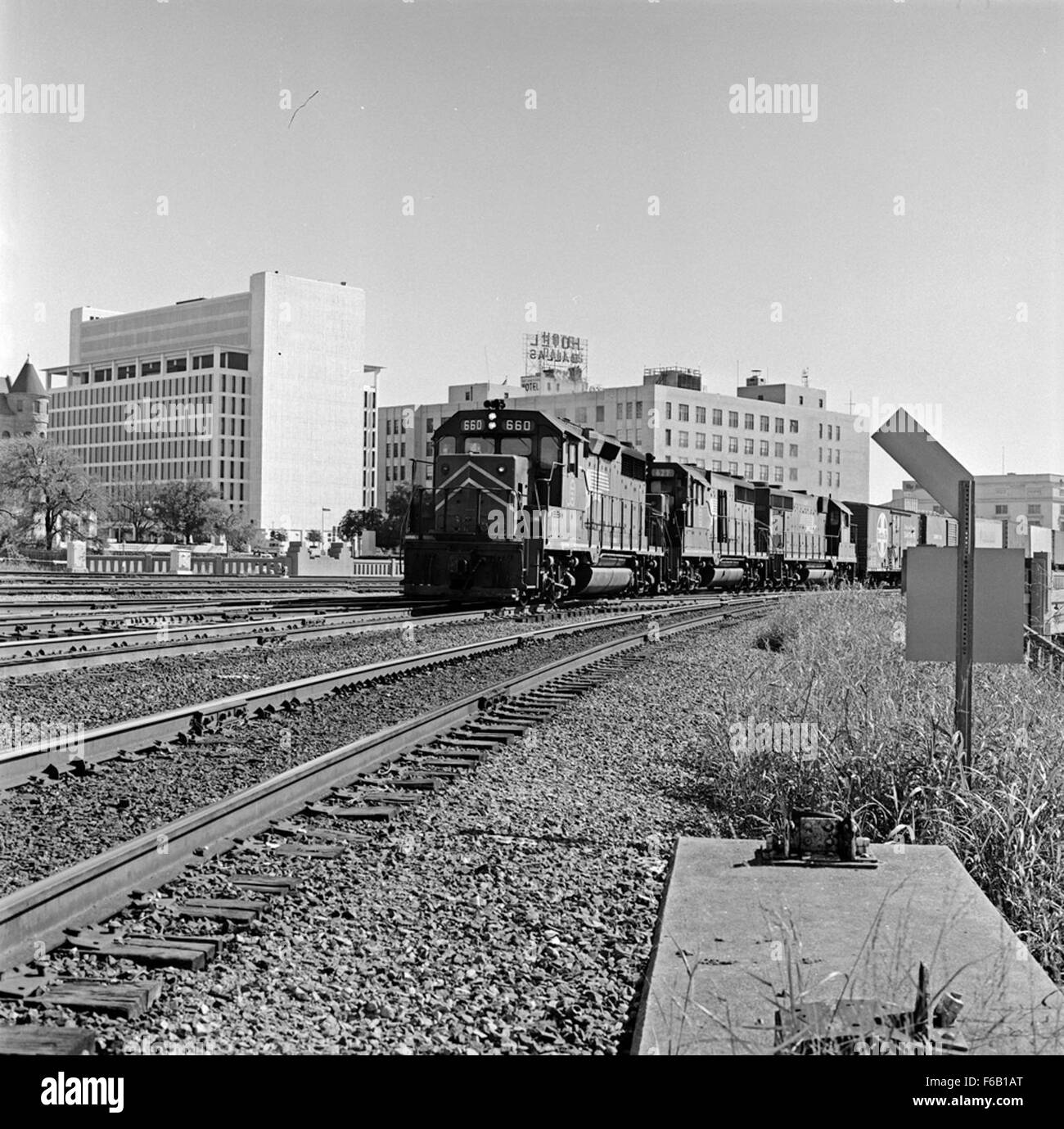 Die Missouri Pacific Diesel Electric Road Switchers Nr. 660 und 627 sind bedeutende Diesellokomotiven, die in der Eisenbahnindustrie eingesetzt werden. Dieses Bild zeigt ihr Design und ihre Bedeutung für den amerikanischen Schienenverkehr Mitte des 20. Jahrhunderts. Stockfoto