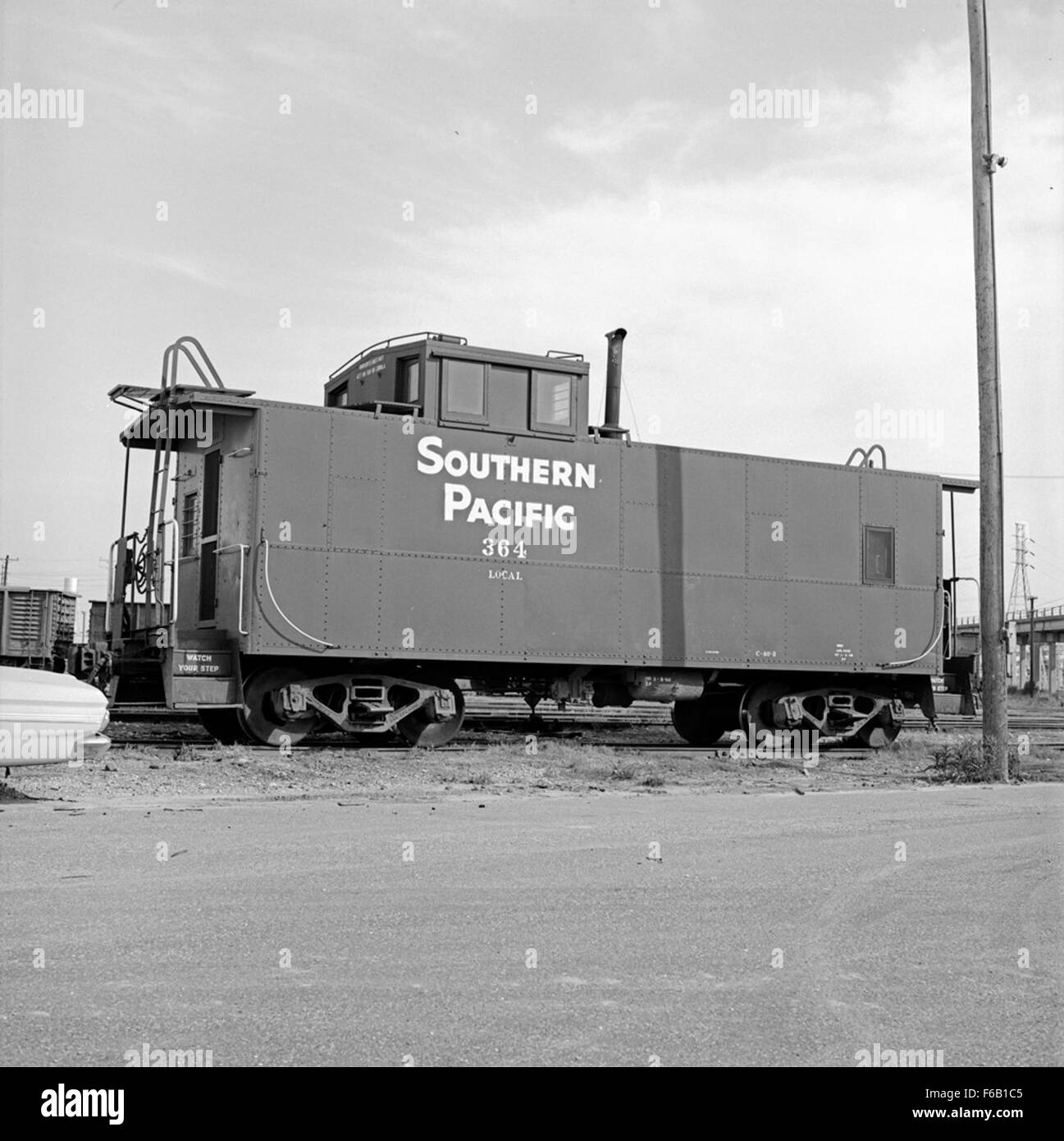 Southern Pacific Caboose No. 364 ist Teil der Espee (SP) Flotte von Caboose, die im Eisenbahnbetrieb eingesetzt werden. Dieser Wagen wird auf einem Bahnhofsgelände gezeigt und veranschaulicht die Rolle solcher Fahrzeuge in der Logistik und im Betrieb von Zugsystemen. Stockfoto