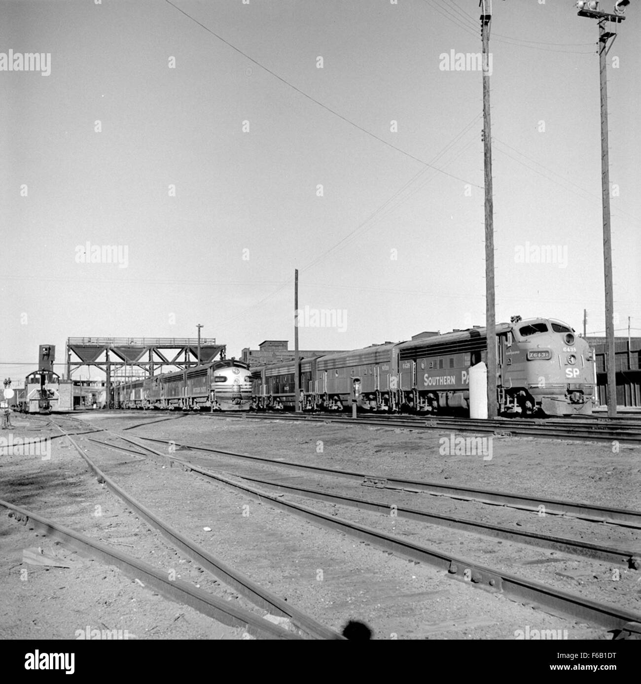 Dieses Foto zeigt das Roundhouse im Südpazifik in El Paso, Texas, das einen bedeutenden Moment in der Geschichte der amerikanischen Eisenbahnen festhält. Das Drehhaus war entscheidend für die Wartung und Wartung von Lokomotiven, insbesondere der Dieselmotoren des Southern Pacific. Stockfoto