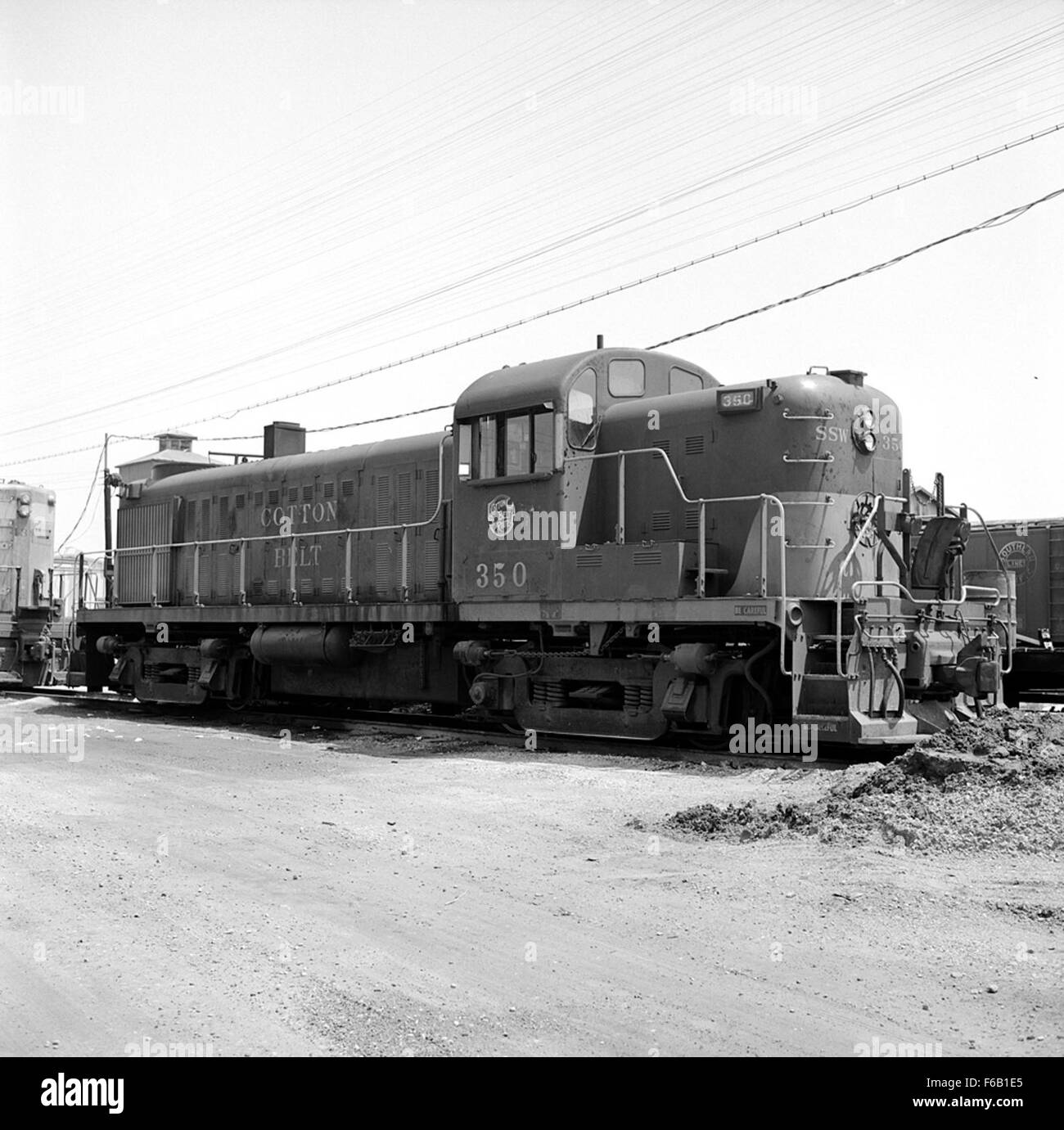Der St. Louis Southwestern Diesel Electric Road Switcher No. 350 ist Teil der Cotton Belt Route. Diese Lokomotive ist bekannt für ihre Rolle im Güterverkehr und trägt mit ihrer effizienten Konstruktion zum Eisenbahnnetz bei. Stockfoto
