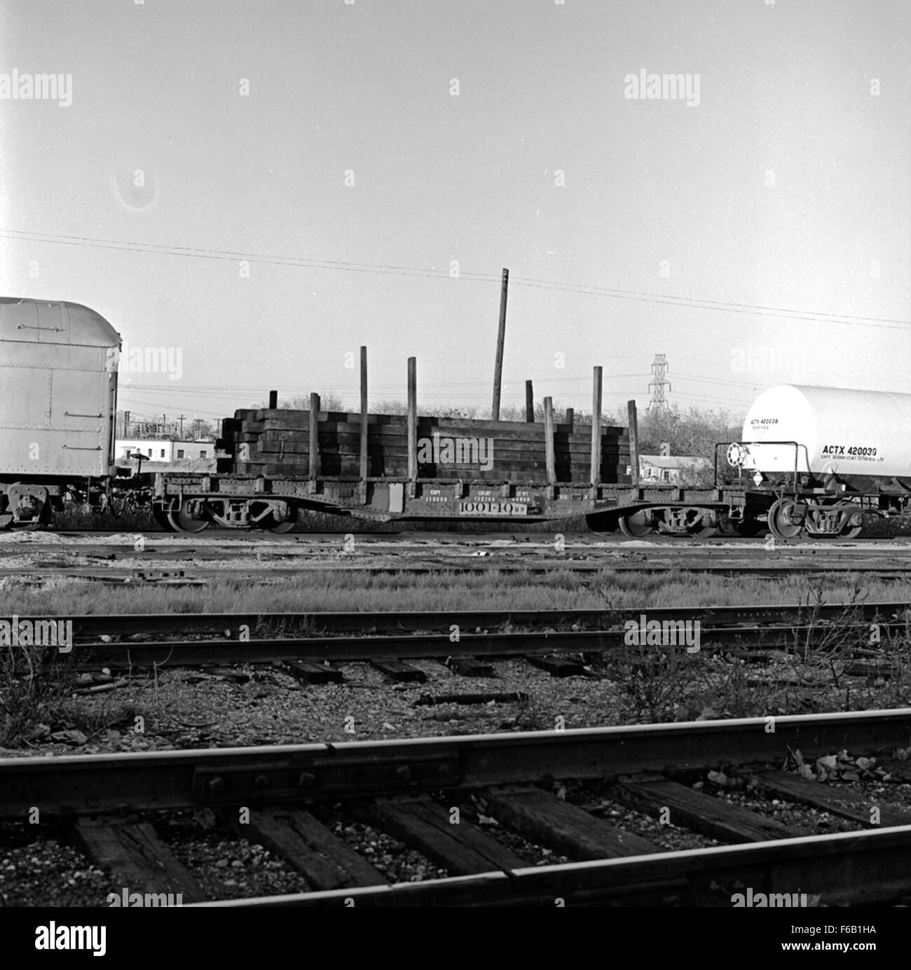 Dieses Bild zeigt einen Flachwagen mit dem Namen St. Louis-San Francisco (SLSF) Maintenance of Way, Nr. 100140, ein Güterwagen, der für Instandhaltungsarbeiten auf dem Bahnhof verwendet wird. Diese Arbeitswagen waren für die Gleisreparatur und andere infrastrukturbezogene Aufgaben von wesentlicher Bedeutung. Stockfoto