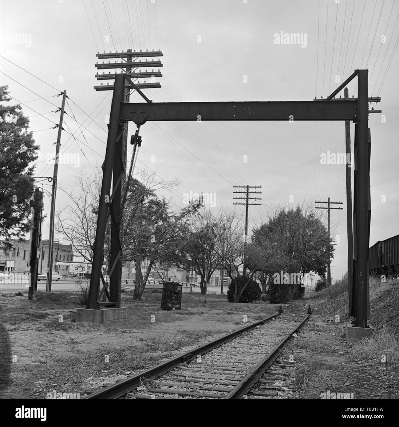 Dieses historische Bild der Texas & Pacific Railroad zeigt einen Kettenzug, der in den Bahnhöfen von Abilene, Texas, verwendet wird. Die Maschinen waren für das Be- und Entladen von Gütern im frühen 20. Jahrhundert von entscheidender Bedeutung. Stockfoto