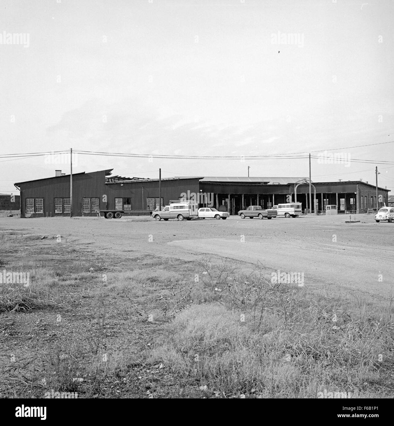 Eine historische Fotografie des Southern Pacific Roundhouse in Ennis, Texas, zeigt den Betriebsbereich für die Instandhaltung und Lagerung der Eisenbahn während des frühen 20. Jahrhunderts. Stockfoto