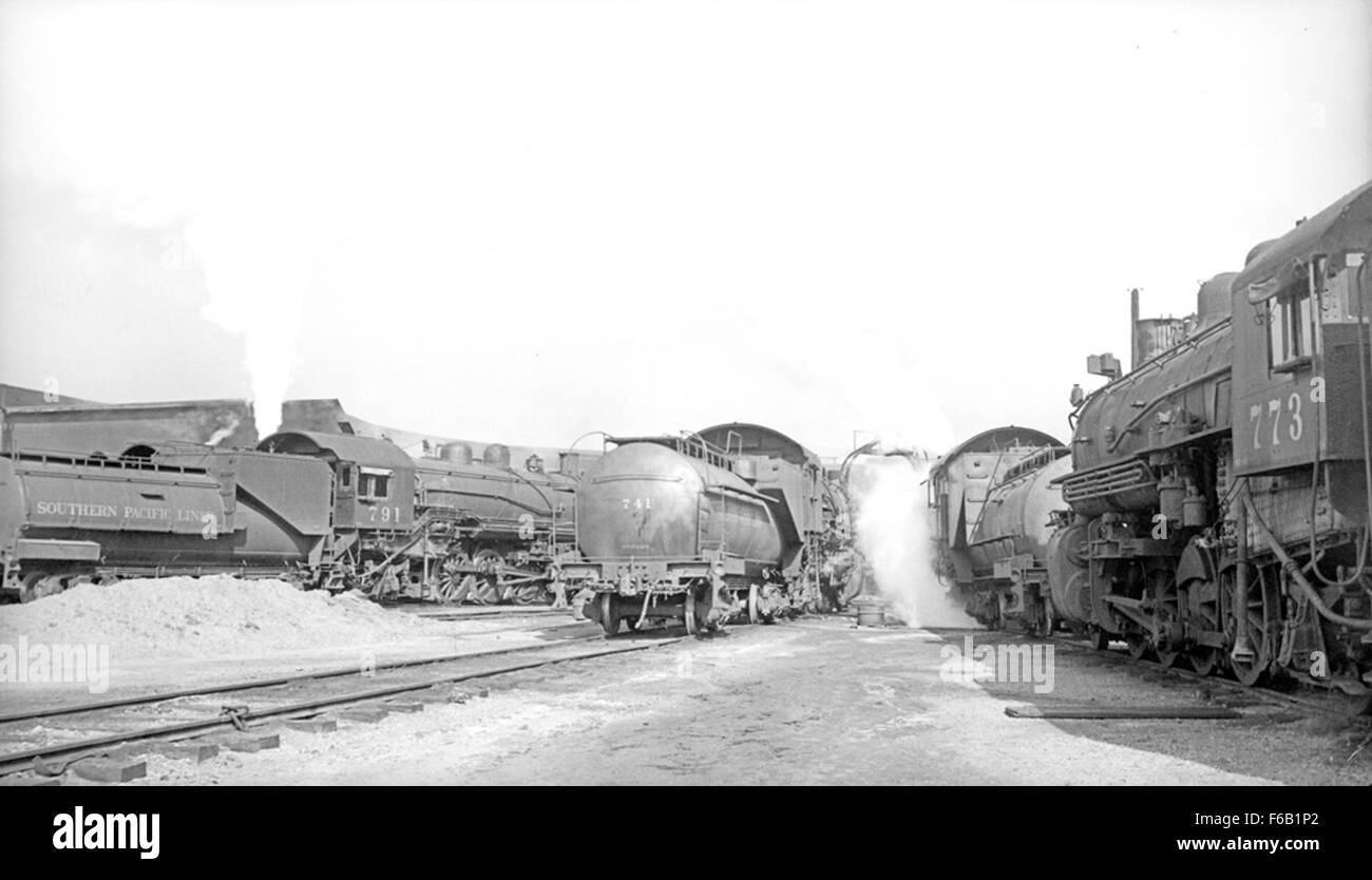Ein historisches Foto des Southern Pacific Roundhouse in Ennis, Texas, mit einer Gruppe von Espee SP TNO Lokomotiven. Das Bild zeigt den Umfang und die Bedeutung der Eisenbahninfrastruktur im frühen 20. Jahrhundert. Stockfoto