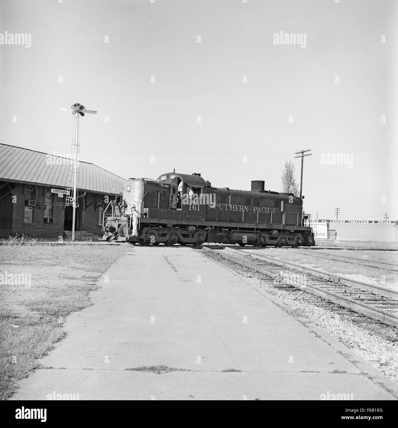 Dieses Bild zeigt die Southern Pacific Diesel Electric Road Switcher No. 161, eine Diesellokomotive, die bei der Texas and New Orleans Railroad eingesetzt wurde. Sie ist Teil der Flotte von Schaltern der Southern Pacific Railway, die für die Arbeit auf dem Hof und den Transport von Gütern ausgelegt sind. Die Lokomotive ist ein wichtiger Teil der Eisenbahngeschichte und repräsentiert die Umstellung auf dieselbetriebene Züge Mitte des 20. Jahrhunderts. Stockfoto