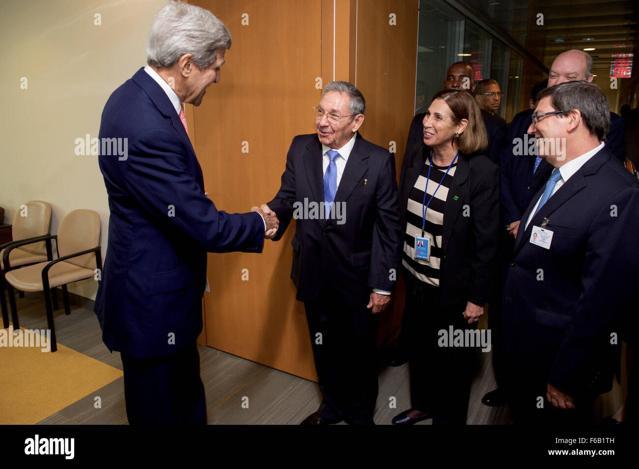 Secretary Kerry schüttelt Hände mit kubanischer Präsident Castro nach spontanes Meeting im UN-Hauptquartier in New York Stockfoto