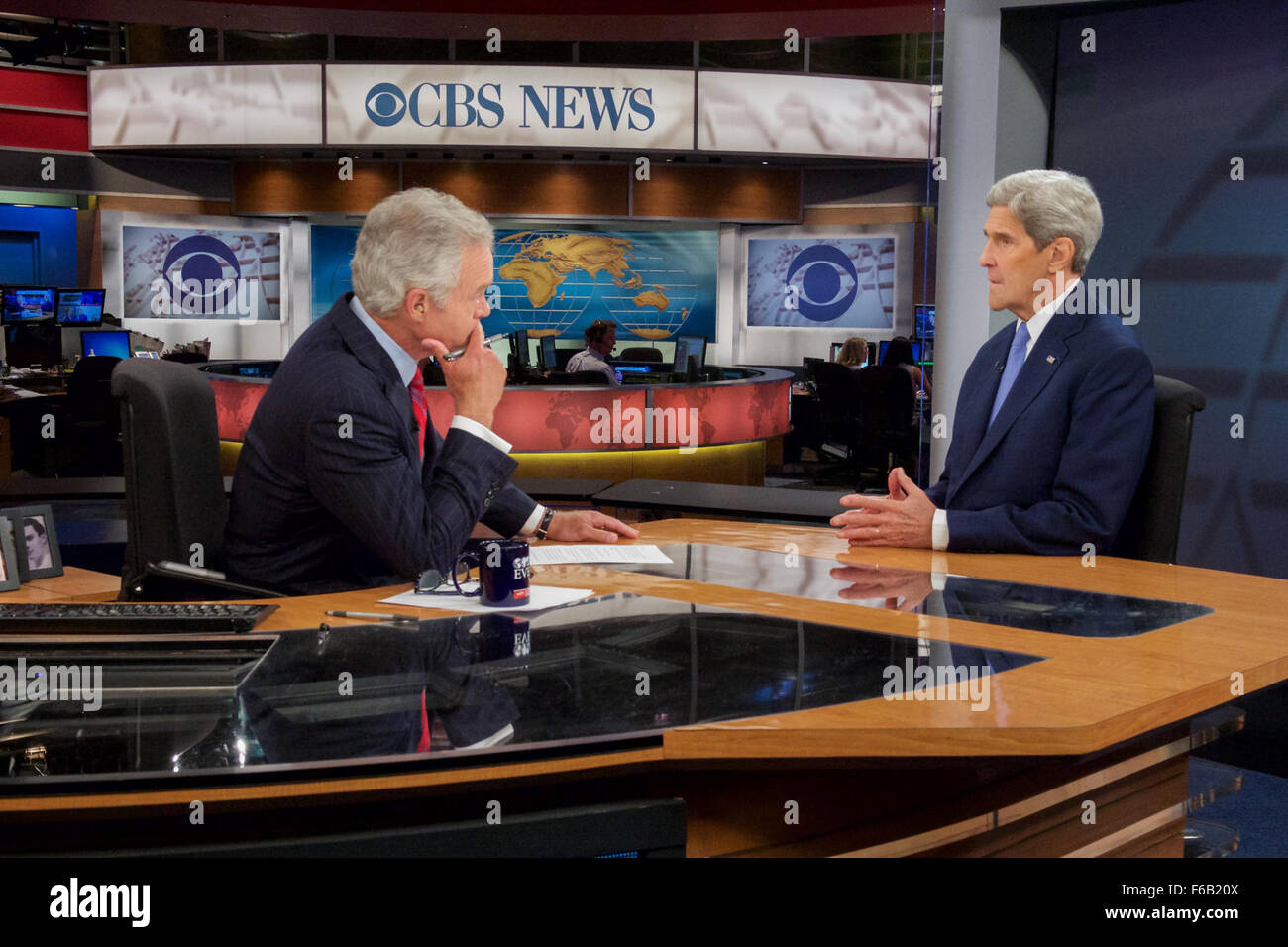 Secretary Kerry spricht auf "CBS Evening News" Set in New York mit Anker Pelley bevor Interview auf Iran Kernabkommen konzentriert Stockfoto