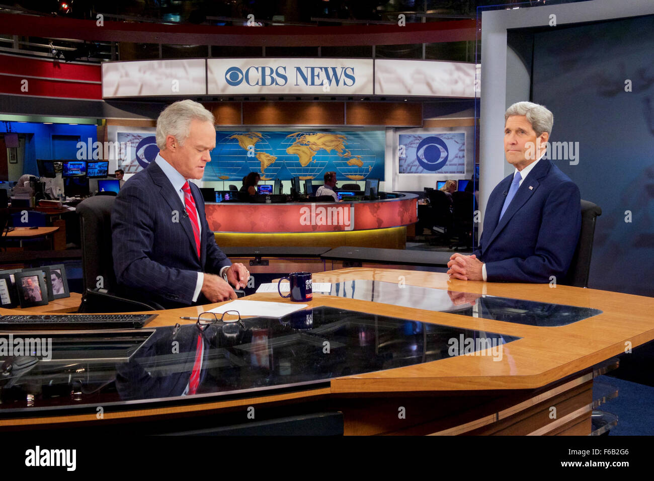 Secretary Kerry wartet auf "CBS Evening News" Set in New York mit Anker Pelley bevor Interview auf Iran Kernabkommen konzentriert Stockfoto