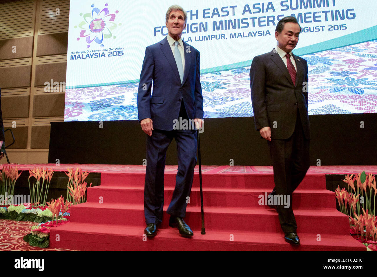 Secretary Kerry Wanderungen mit chinesischen Außenminister Wang vor 5. Ostasien Gipfel Treffen der Außenminister in Malaysia Stockfoto