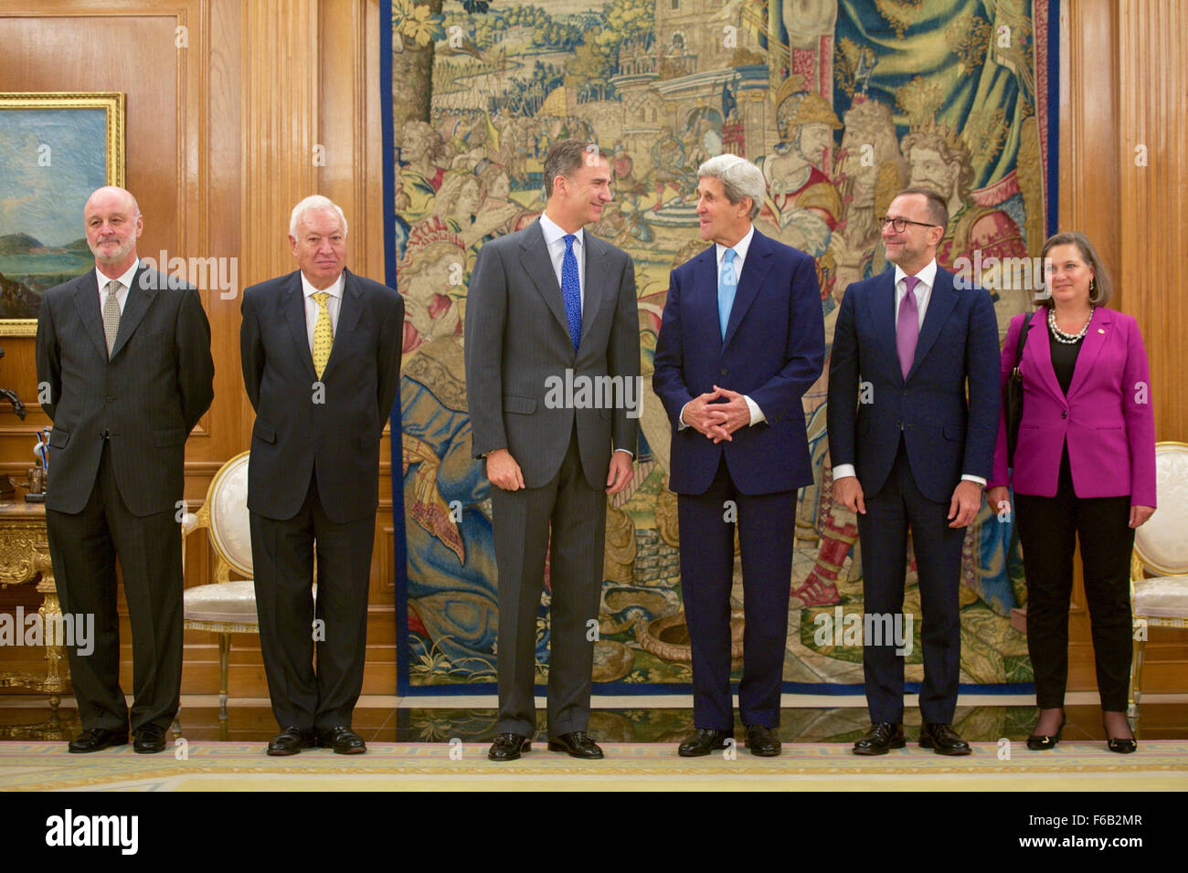 Spanischen Botschafter Gil-Casares, spanische Außenminister Garcia-Margallo und König Felipe VI Pose für ein Familienfoto mit Außenminister Kerry, US-Botschafter Costos und US Staatssekretär Nuland im Zarzuela-Palast in Madrid Stockfoto